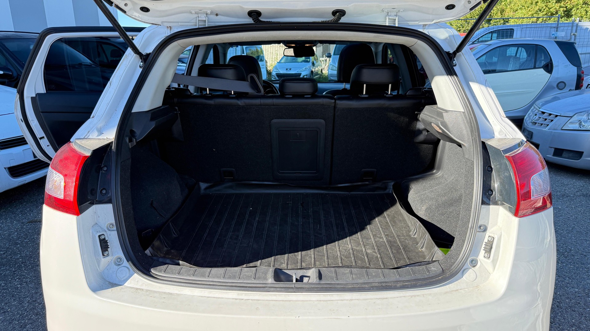 PEUGEOT 4008 1.8 HDi Allure 4WD-image-12