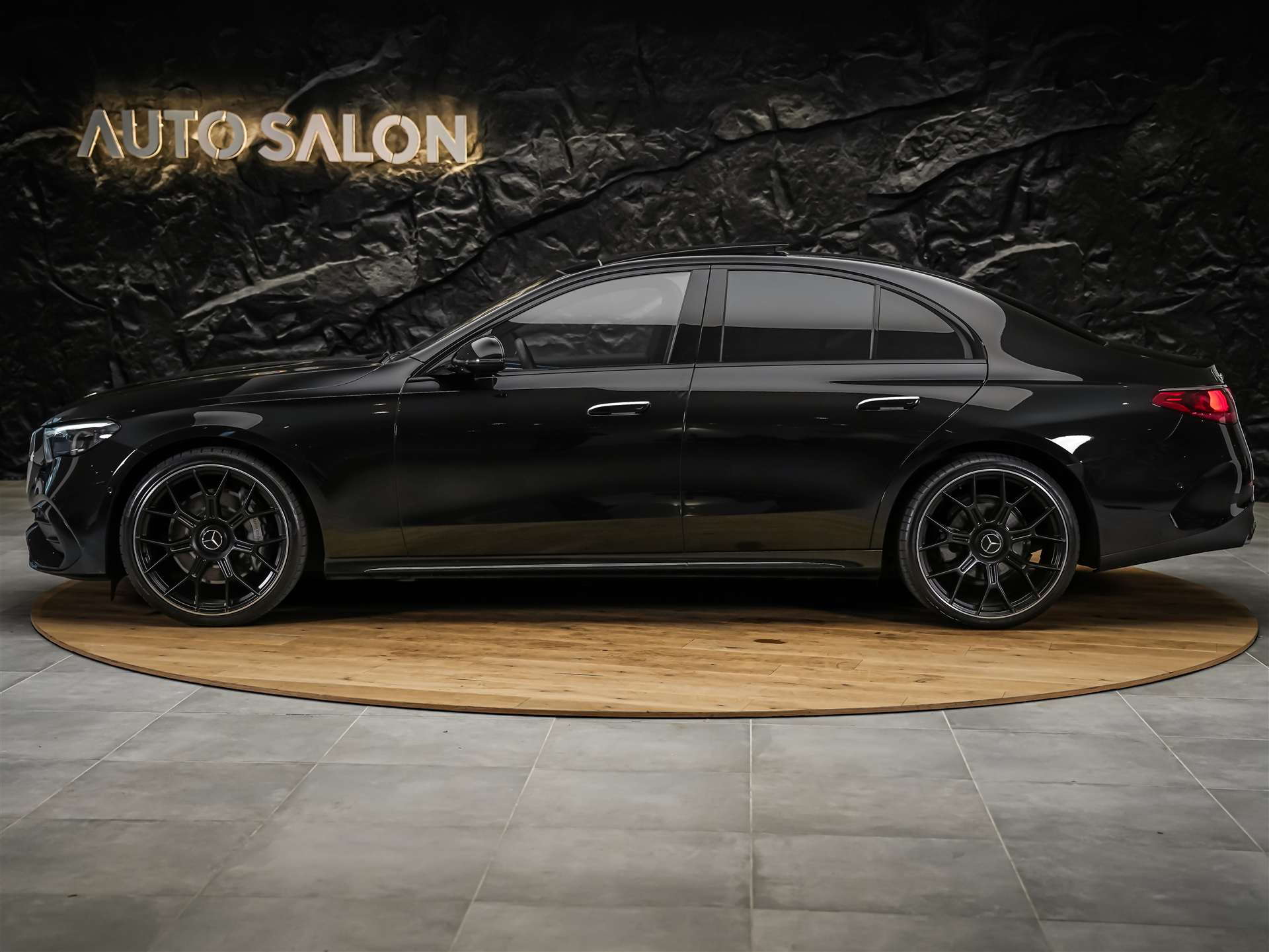 MERCEDES-BENZ E 220 d AMG Line 9G-Tronic "21" Felgen*Werksgarantie*Panorama*Lenkradheizung*-showroom-element-1