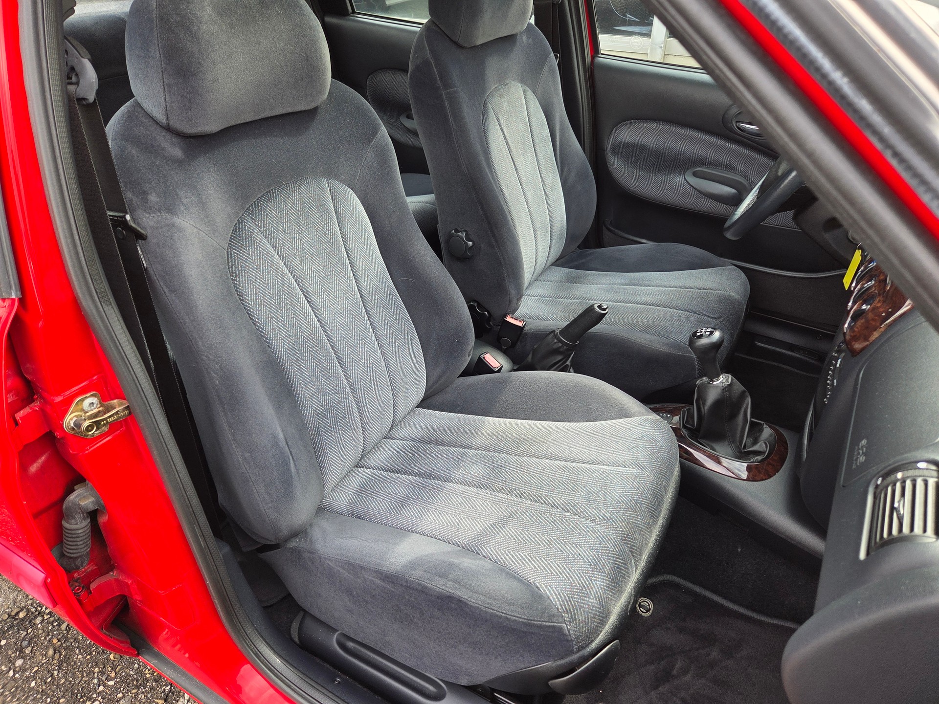 FORD Escort 1.8i 16V Ghia-image-11