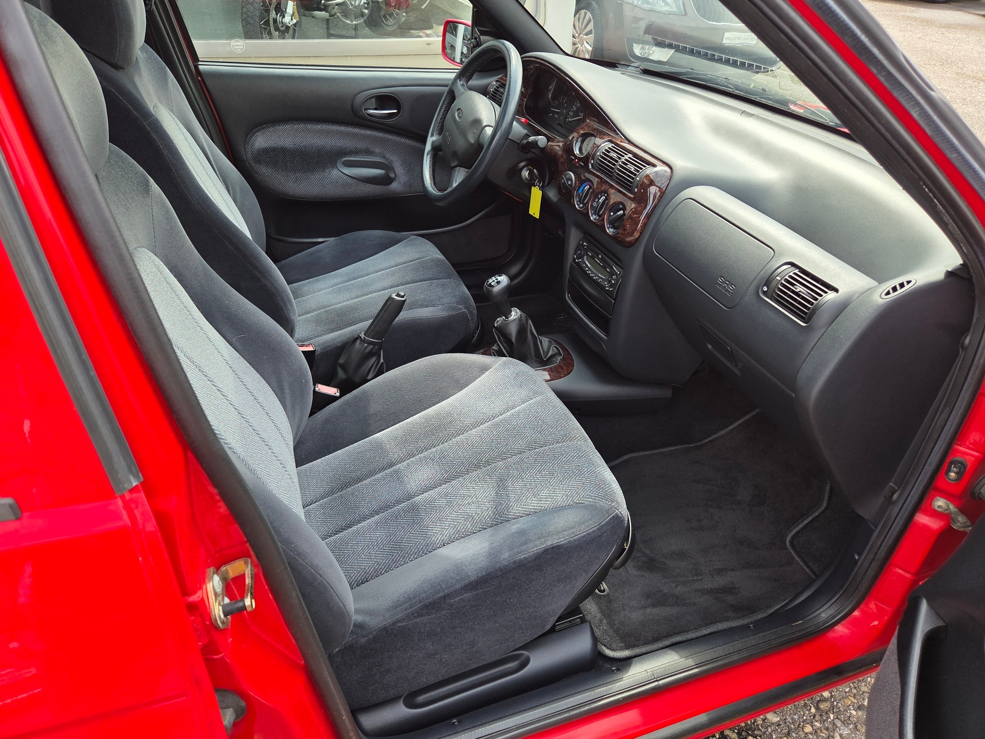 FORD Escort 1.8i 16V Ghia-image-10