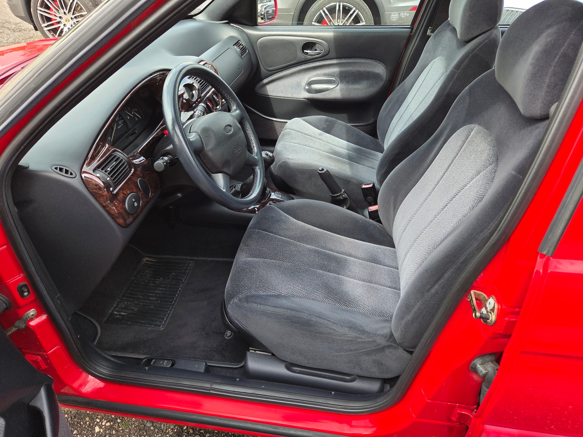 FORD Escort 1.8i 16V Ghia-image-9