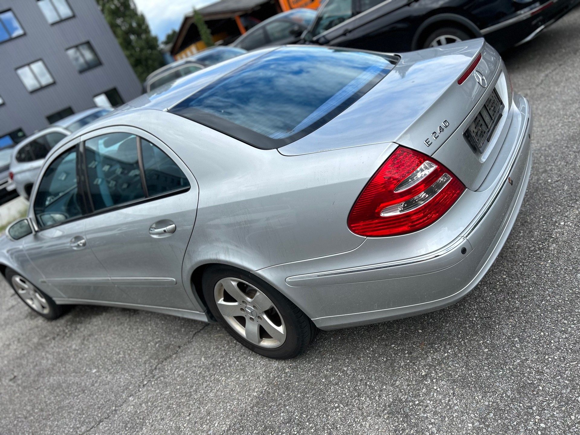 MERCEDES-BENZ E 240 Avantgarde-image-2