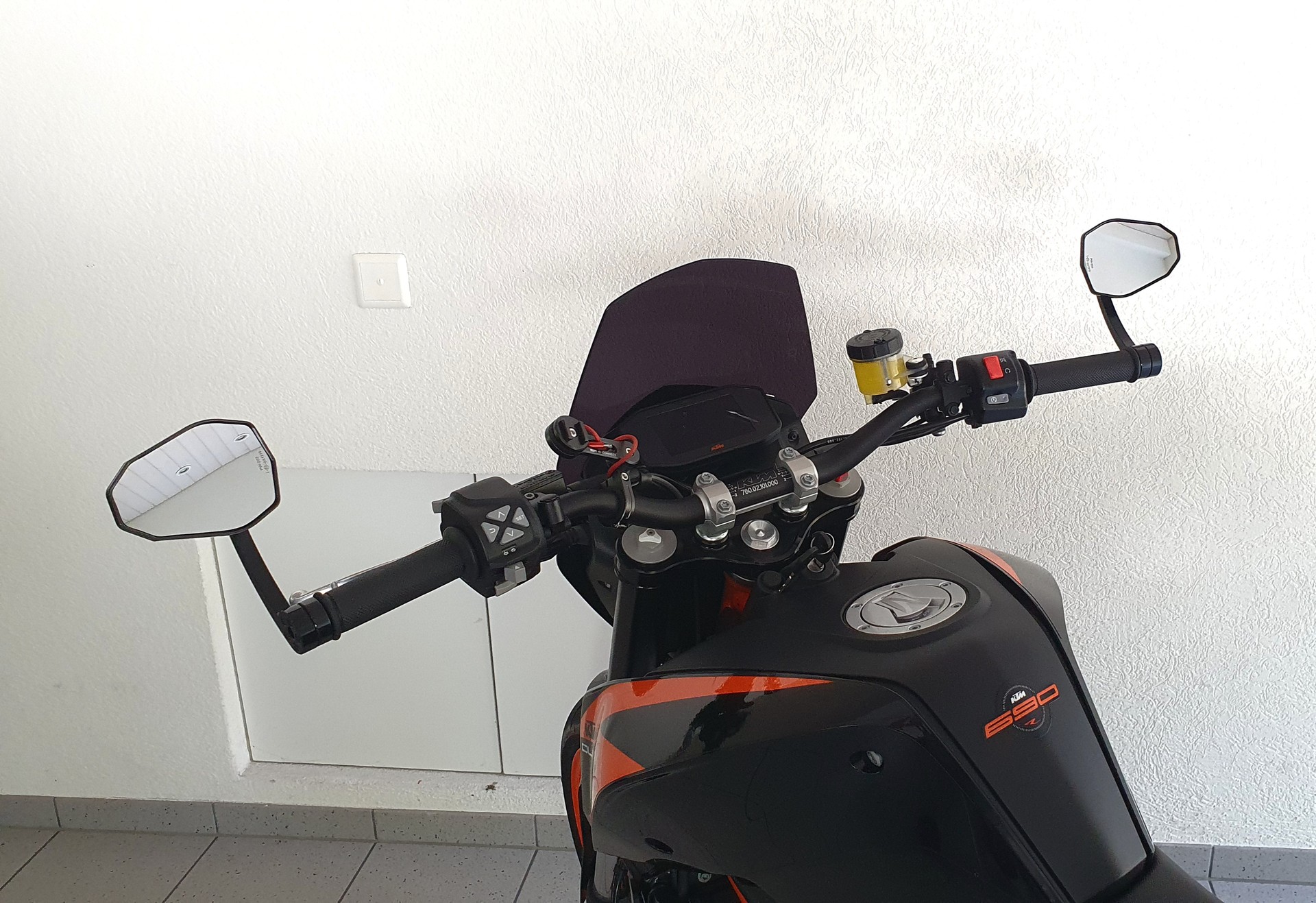 KTM 690 Duke R ABS-image-12