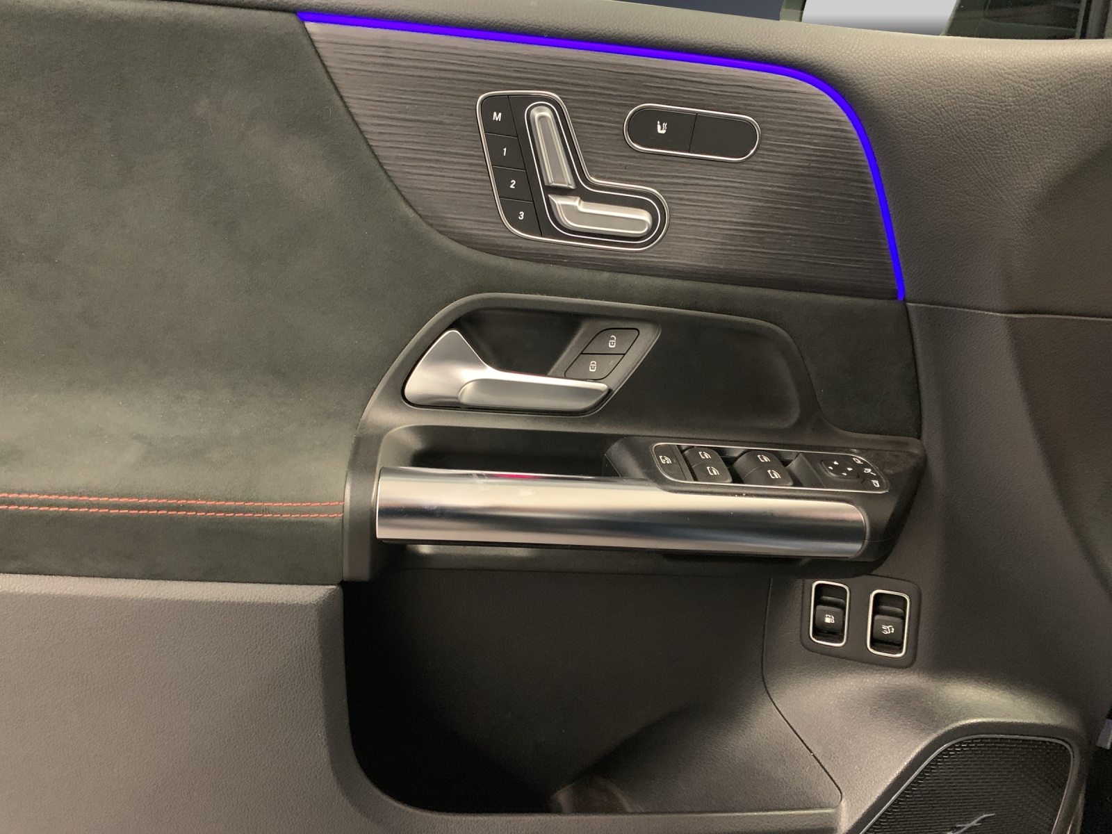 MERCEDES-BENZ B 250 e AMG Line-image-9