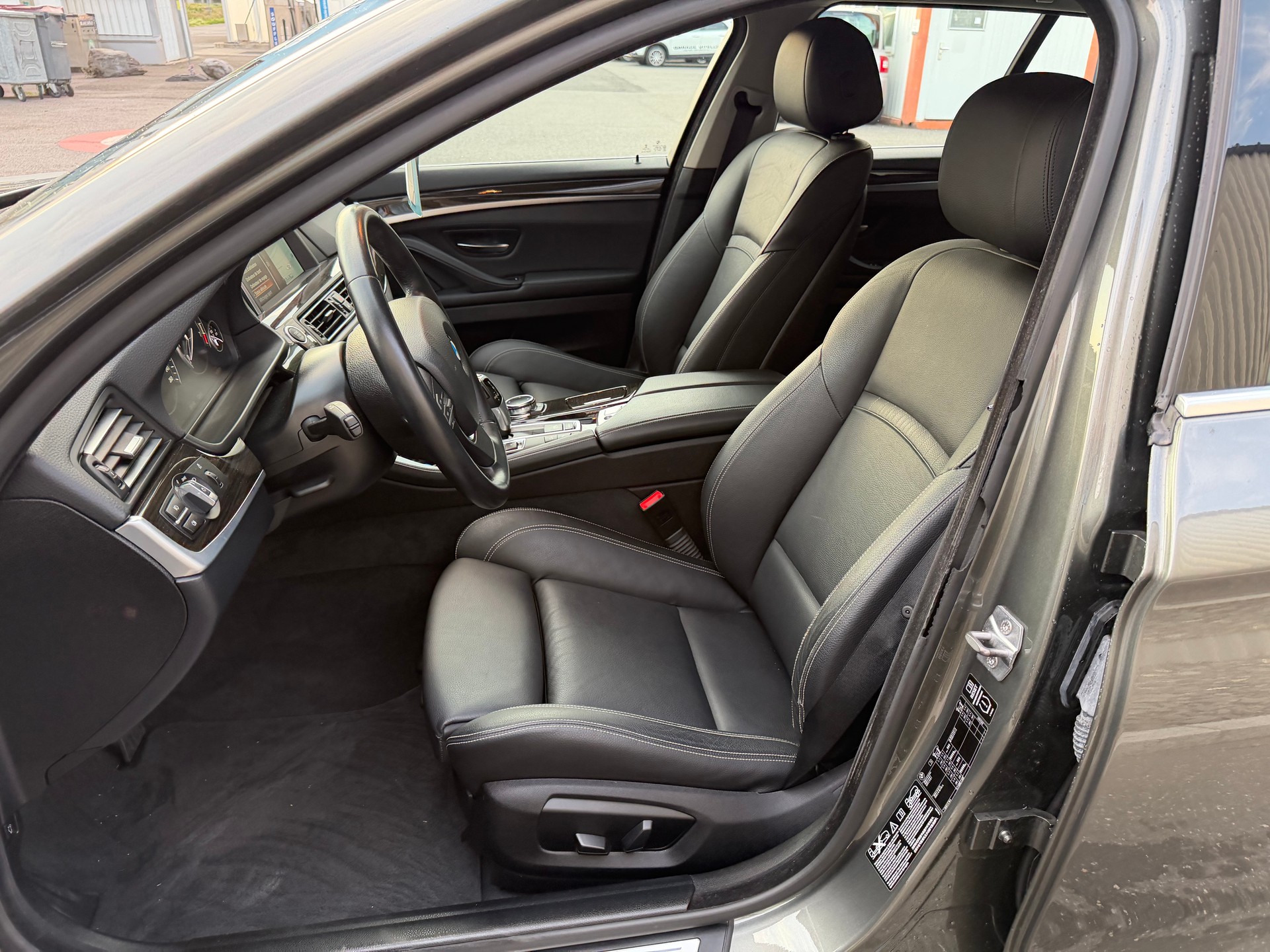 BMW 528i Touring xDrive Luxury Line Steptronic-image-15