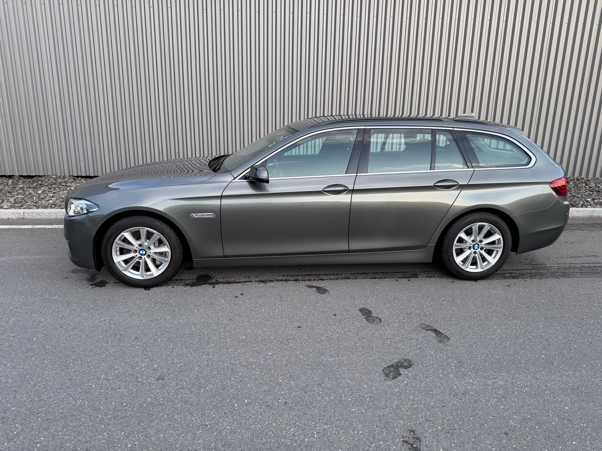BMW 528i Touring xDrive Luxury Line Steptronic-image-1
