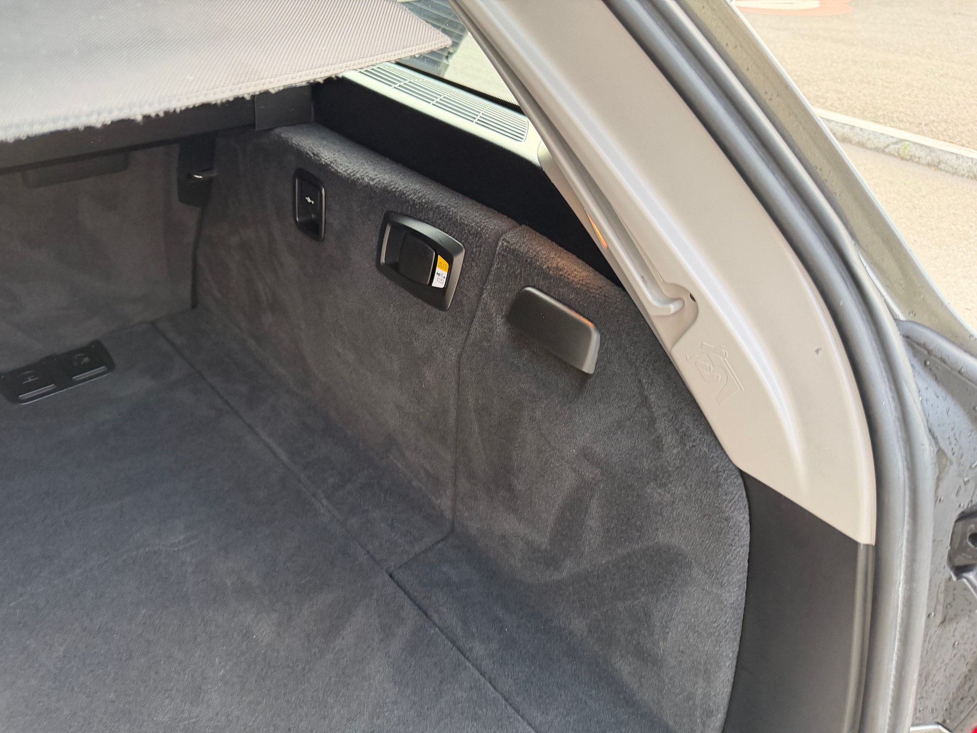 BMW 528i Touring xDrive Luxury Line Steptronic-image-40