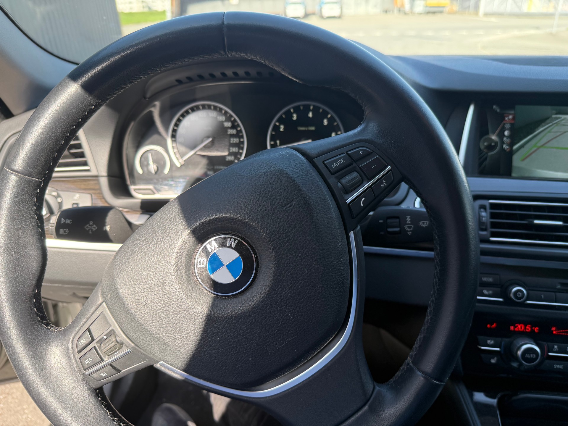 BMW 528i Touring xDrive Luxury Line Steptronic-image-17