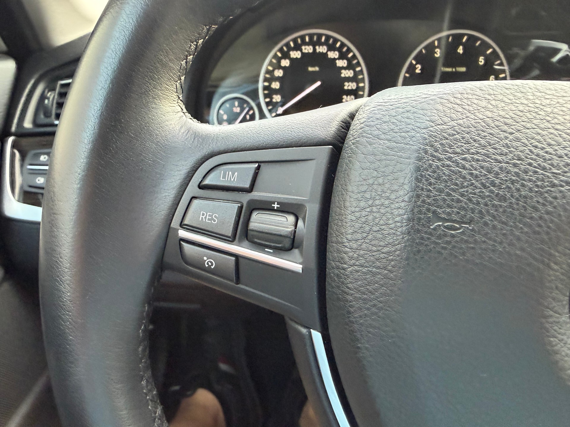 BMW 528i Touring xDrive Luxury Line Steptronic-image-26