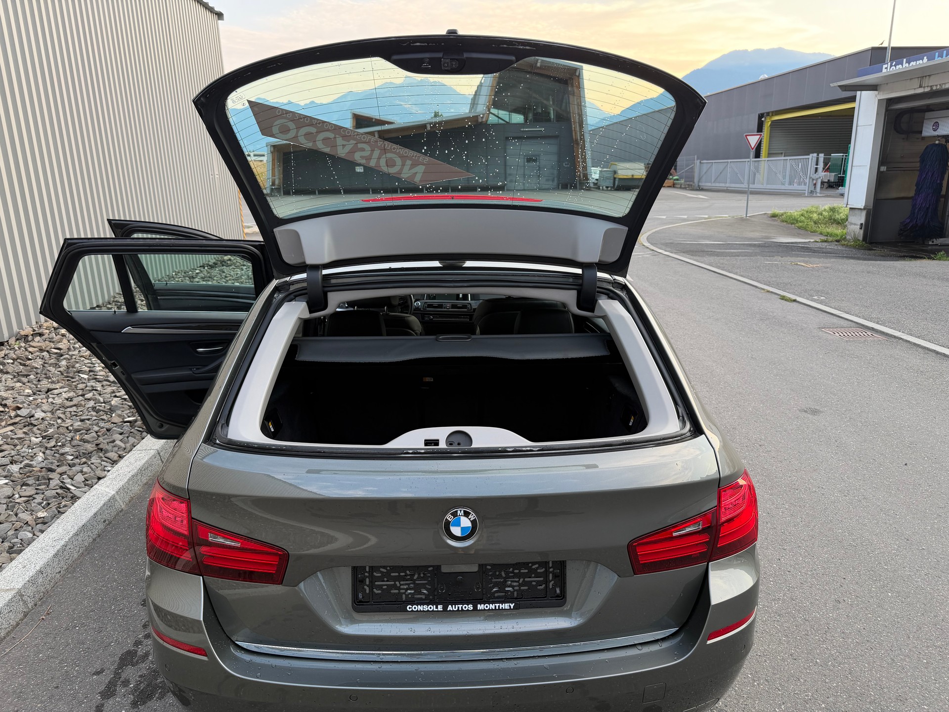 BMW 528i Touring xDrive Luxury Line Steptronic-image-45