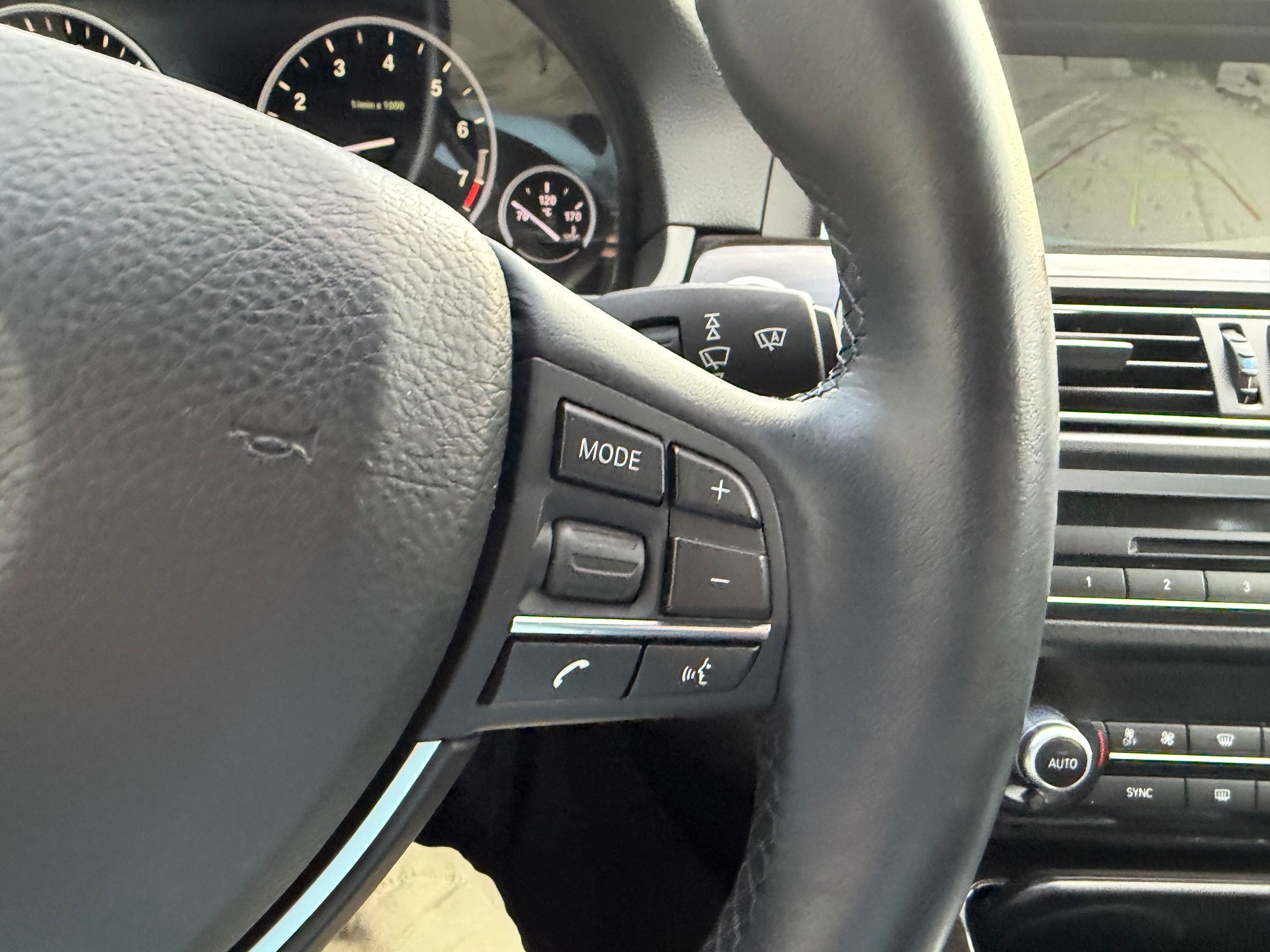 BMW 528i Touring xDrive Luxury Line Steptronic-image-25