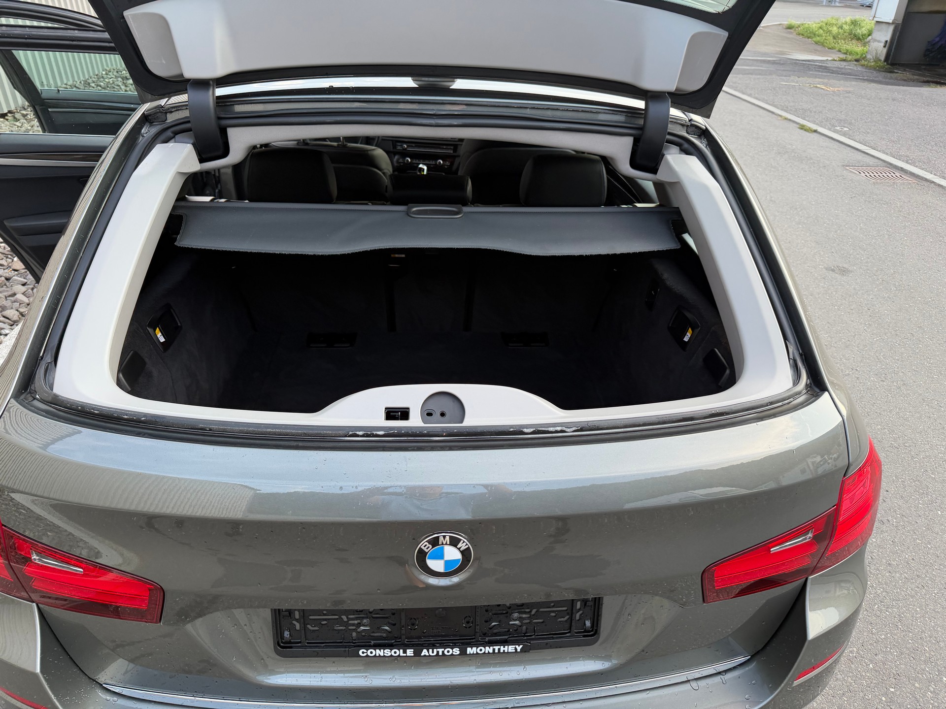 BMW 528i Touring xDrive Luxury Line Steptronic-image-46