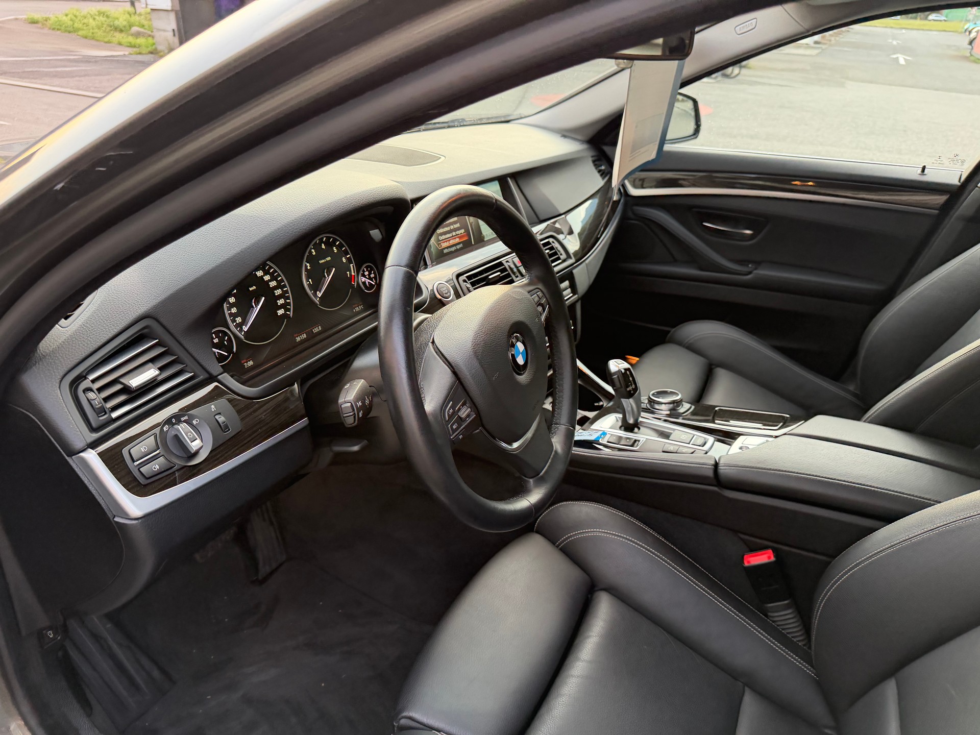 BMW 528i Touring xDrive Luxury Line Steptronic-image-16