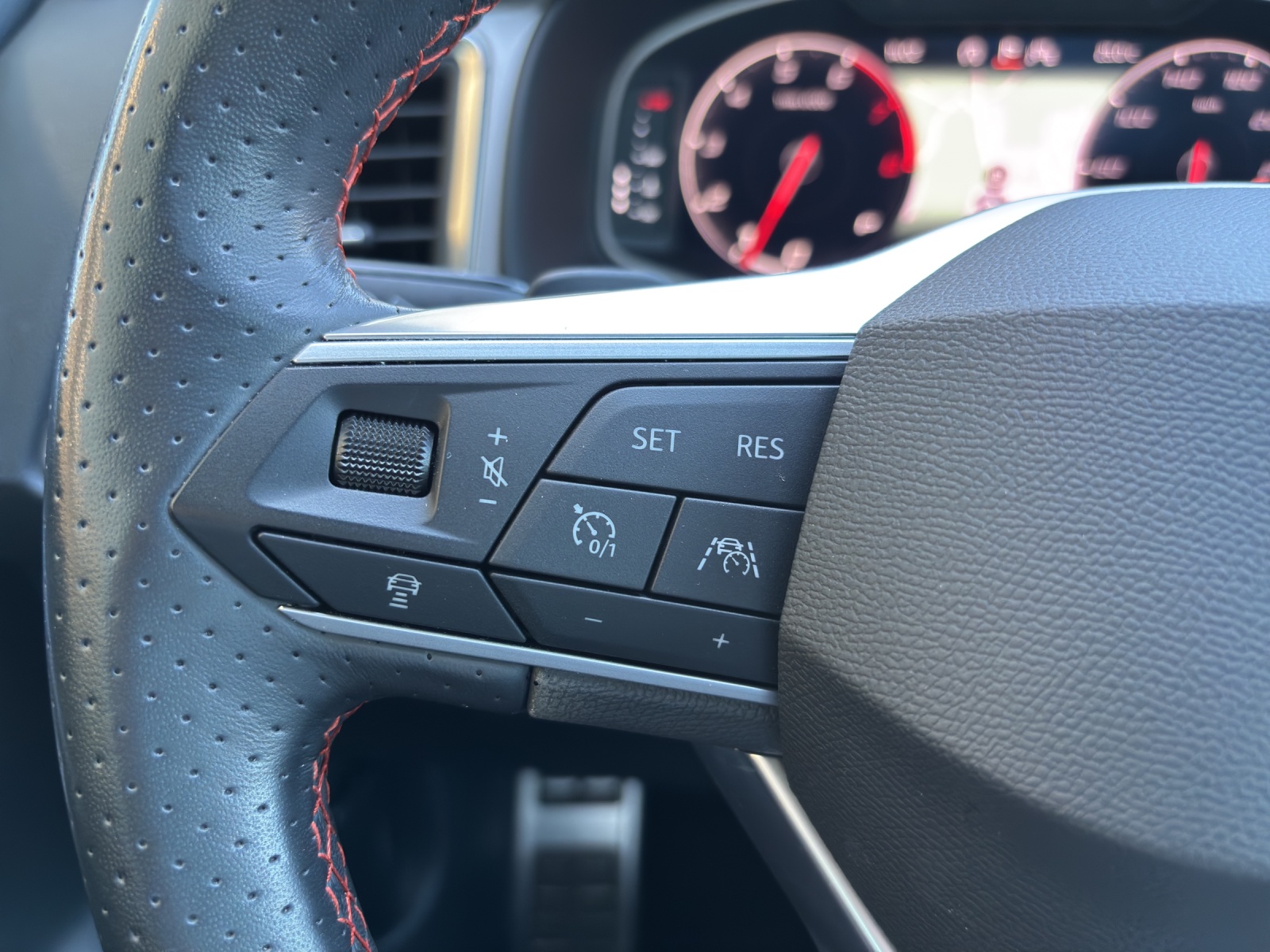 SEAT Ateca 2.0 TSI FR 4Drive DSG mit AHK & Panorama-Schiebe-/Ausstelldach-image-14