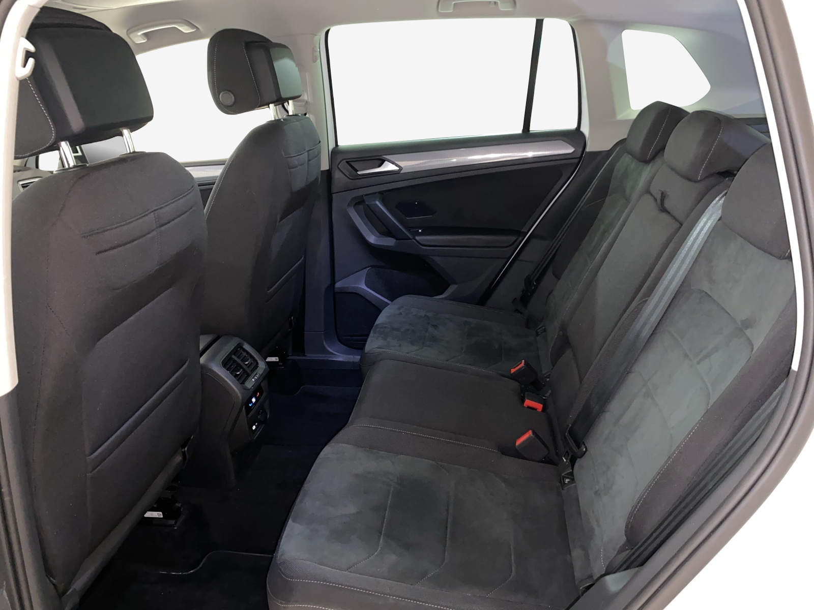 VW Tiguan 2.0 TDI SCR Life 4Motion DSG-image-11