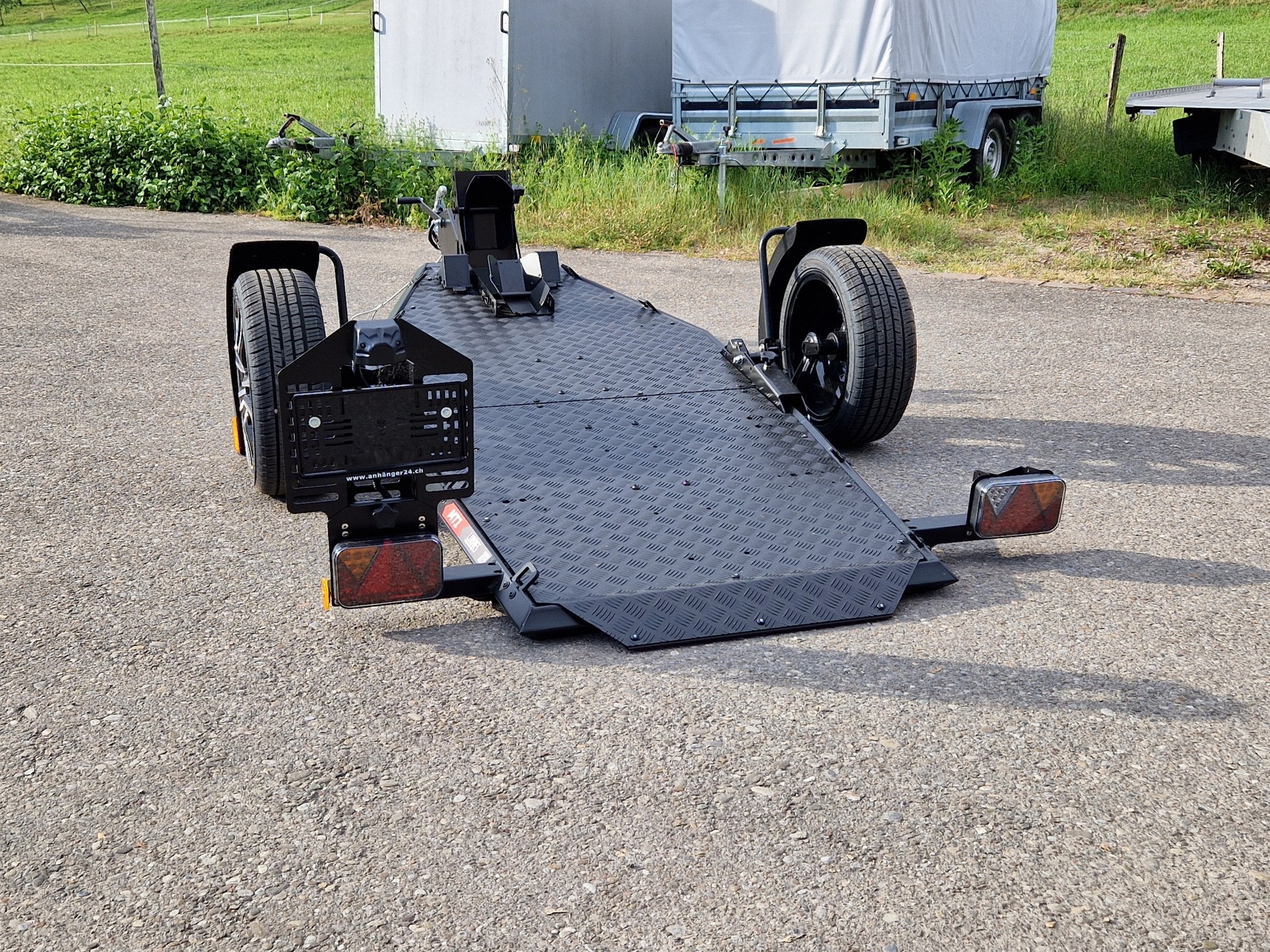 LORRIES MT1 750kg Black Edition 15 Zoll Aluräder Motorradanhänger absenkbar Modelljahr 2026-image-9