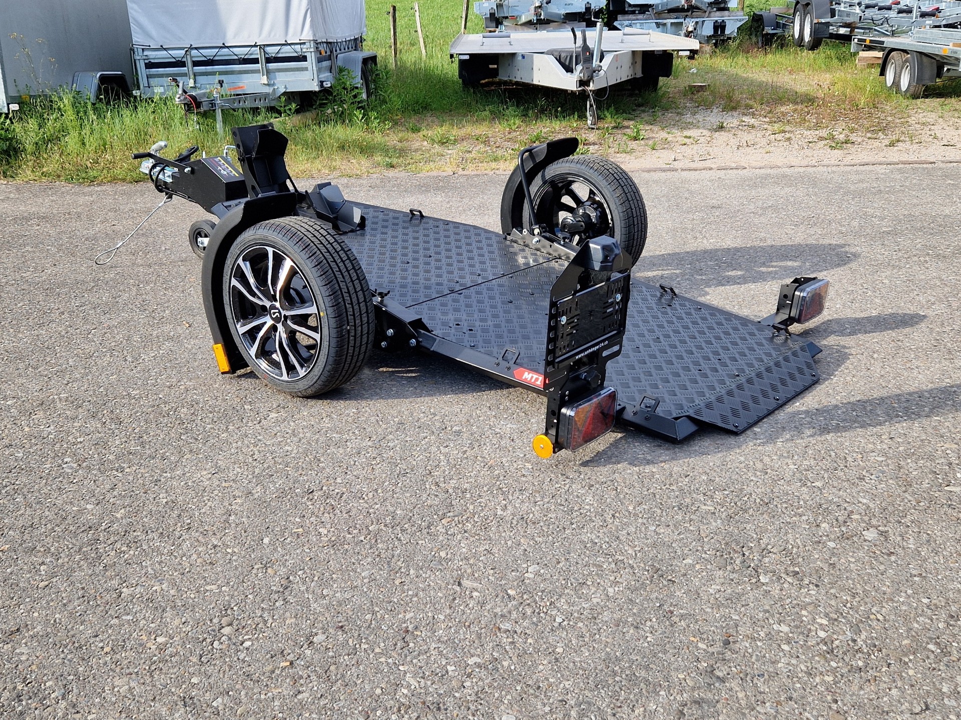LORRIES MT1 750kg Black Edition 15 Zoll Aluräder Motorradanhänger absenkbar Modelljahr 2026-image-8