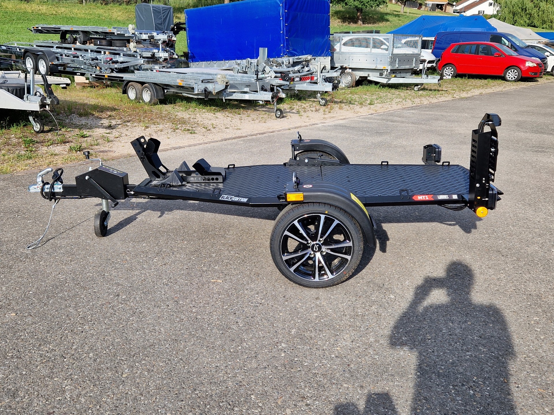 LORRIES MT1 750kg Black Edition 15 Zoll Aluräder Motorradanhänger absenkbar Modelljahr 2026