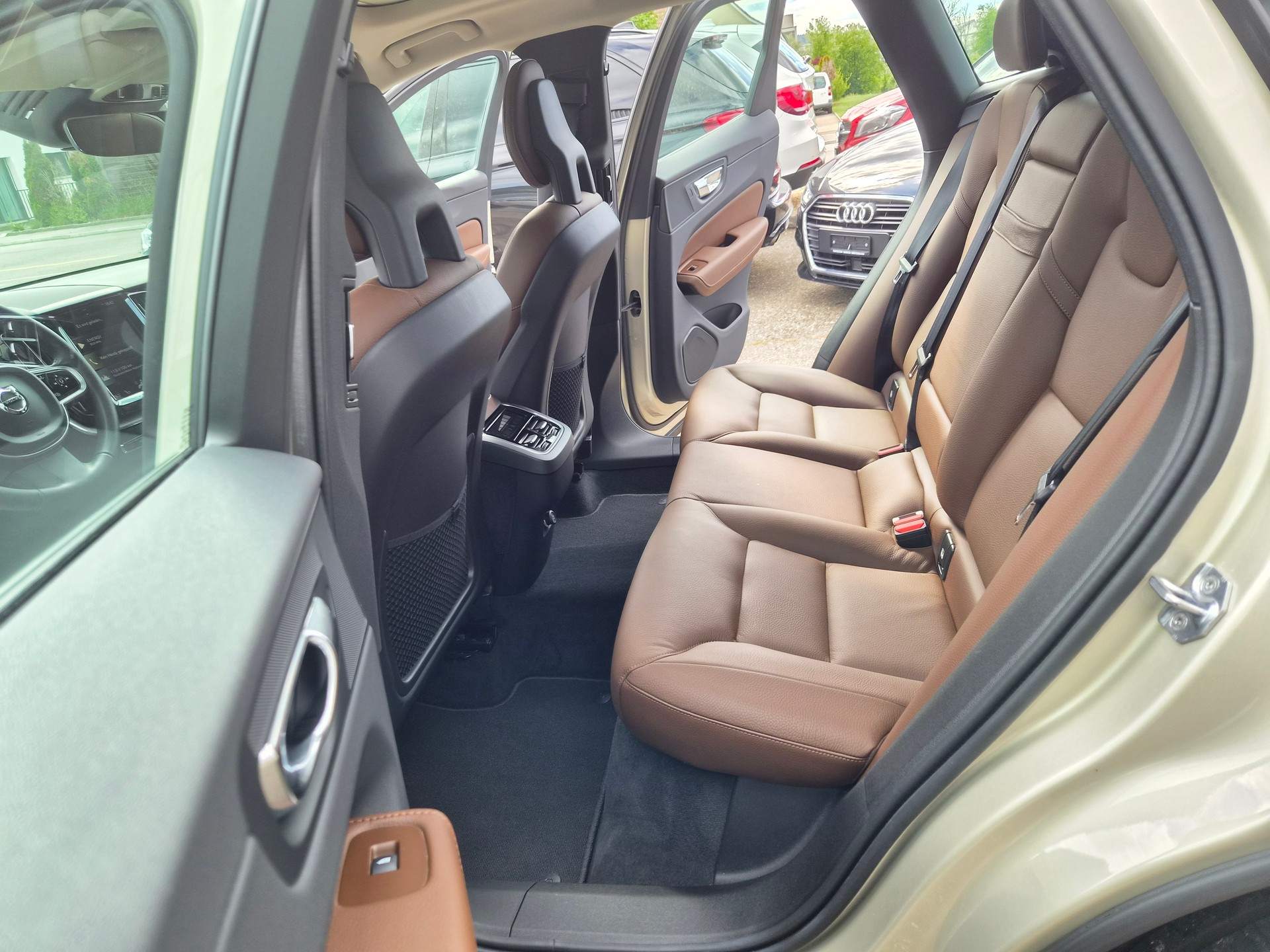 VOLVO XC60 D5 AWD Inscription Geartronic-image-8