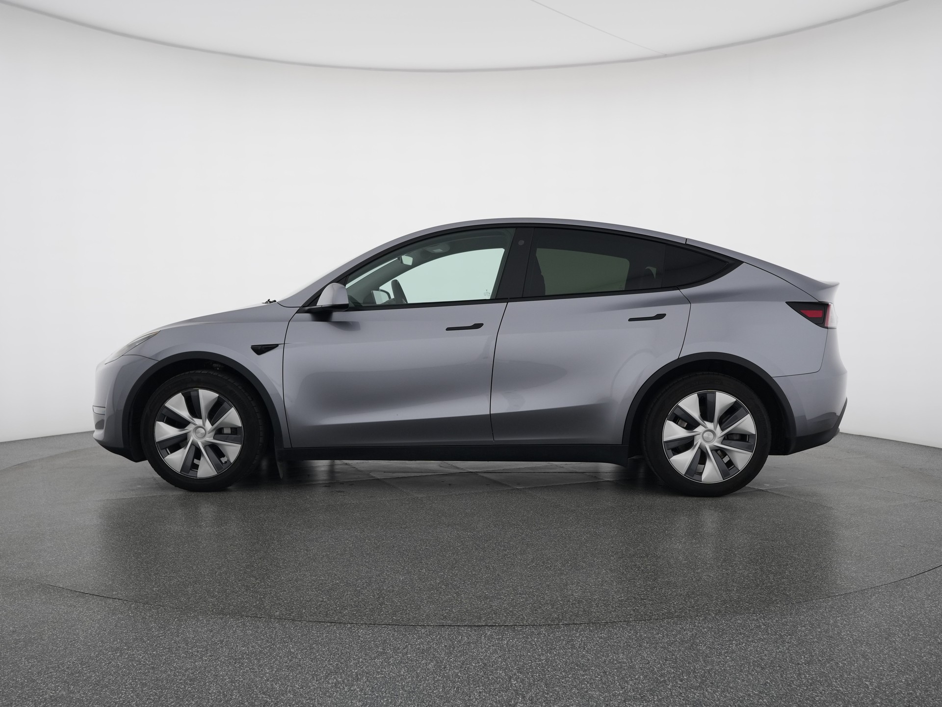 TESLA Model Y Long Range All-Wheel Drive-showroom-element-1