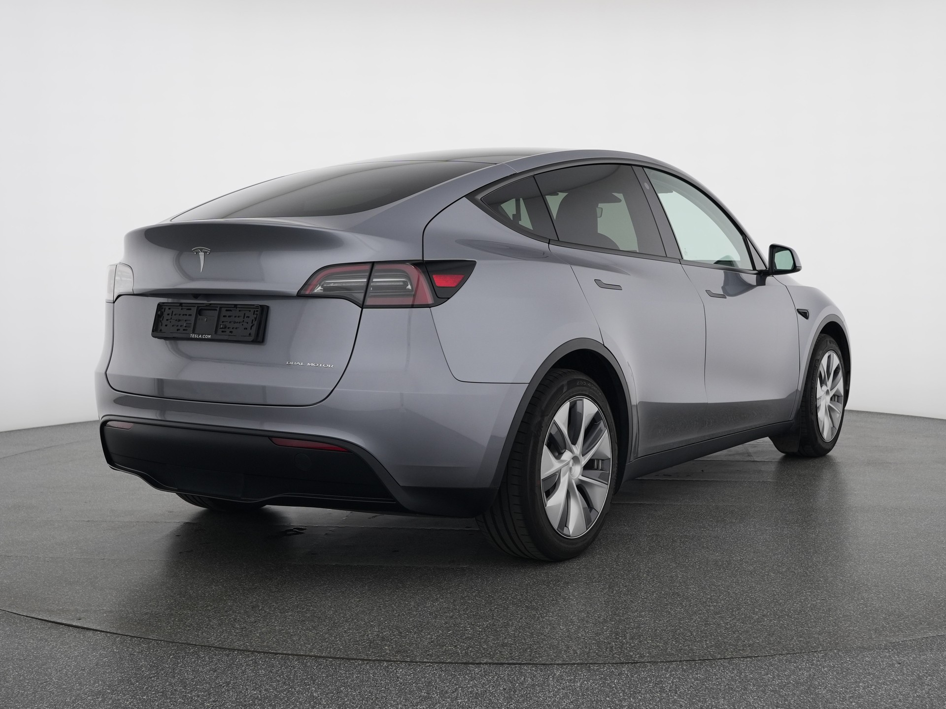 TESLA Model Y Long Range All-Wheel Drive-showroom-element-3