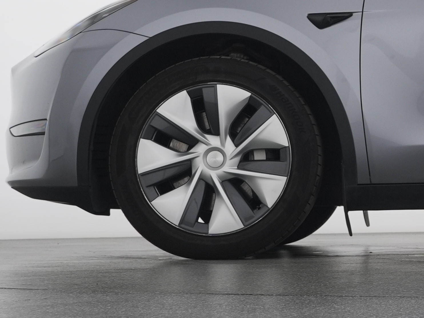 TESLA Model Y Long Range All-Wheel Drive-showroom-element-2