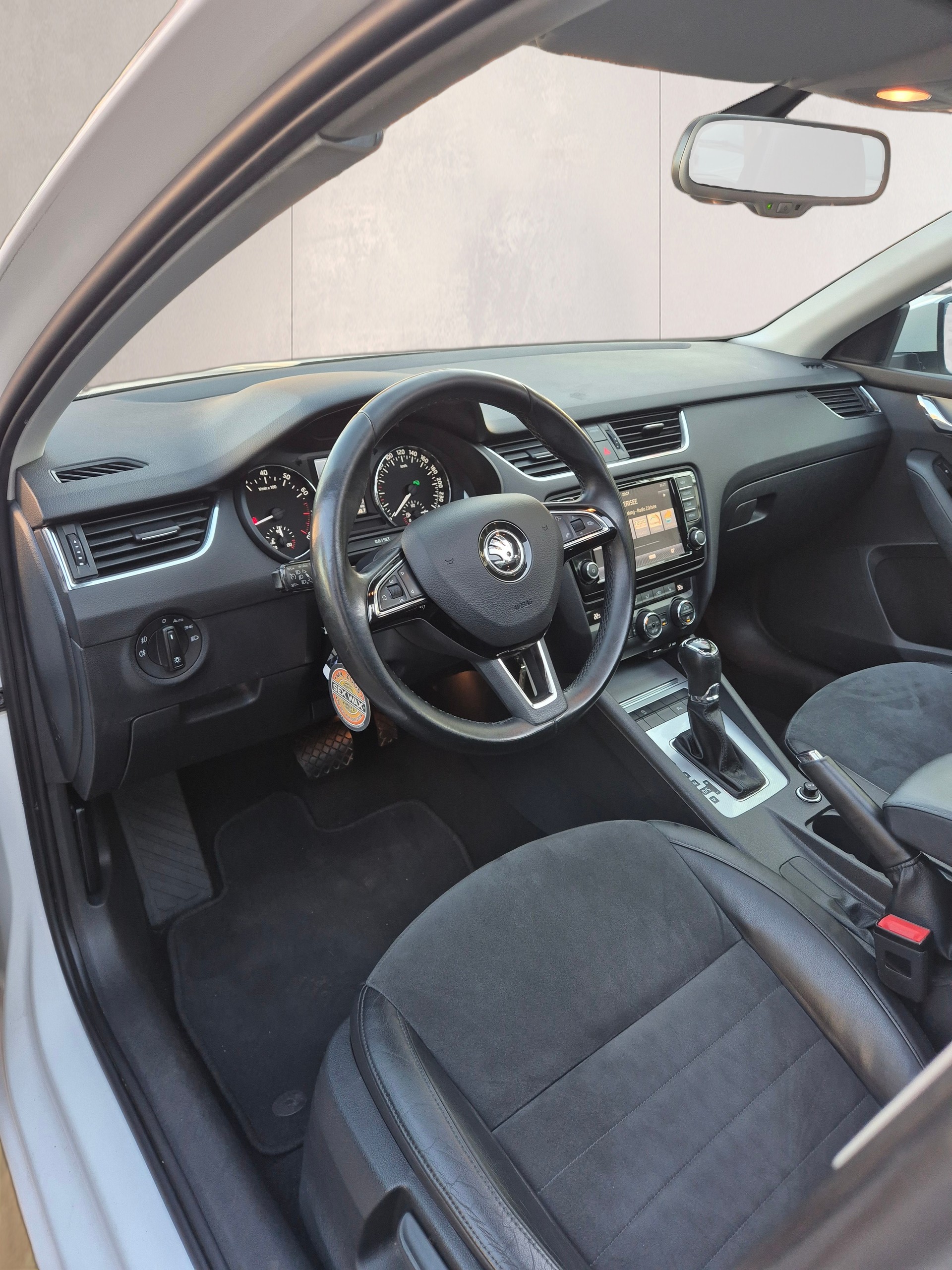SKODA Octavia Combi 1.8 TSI L&K DSG-image-7