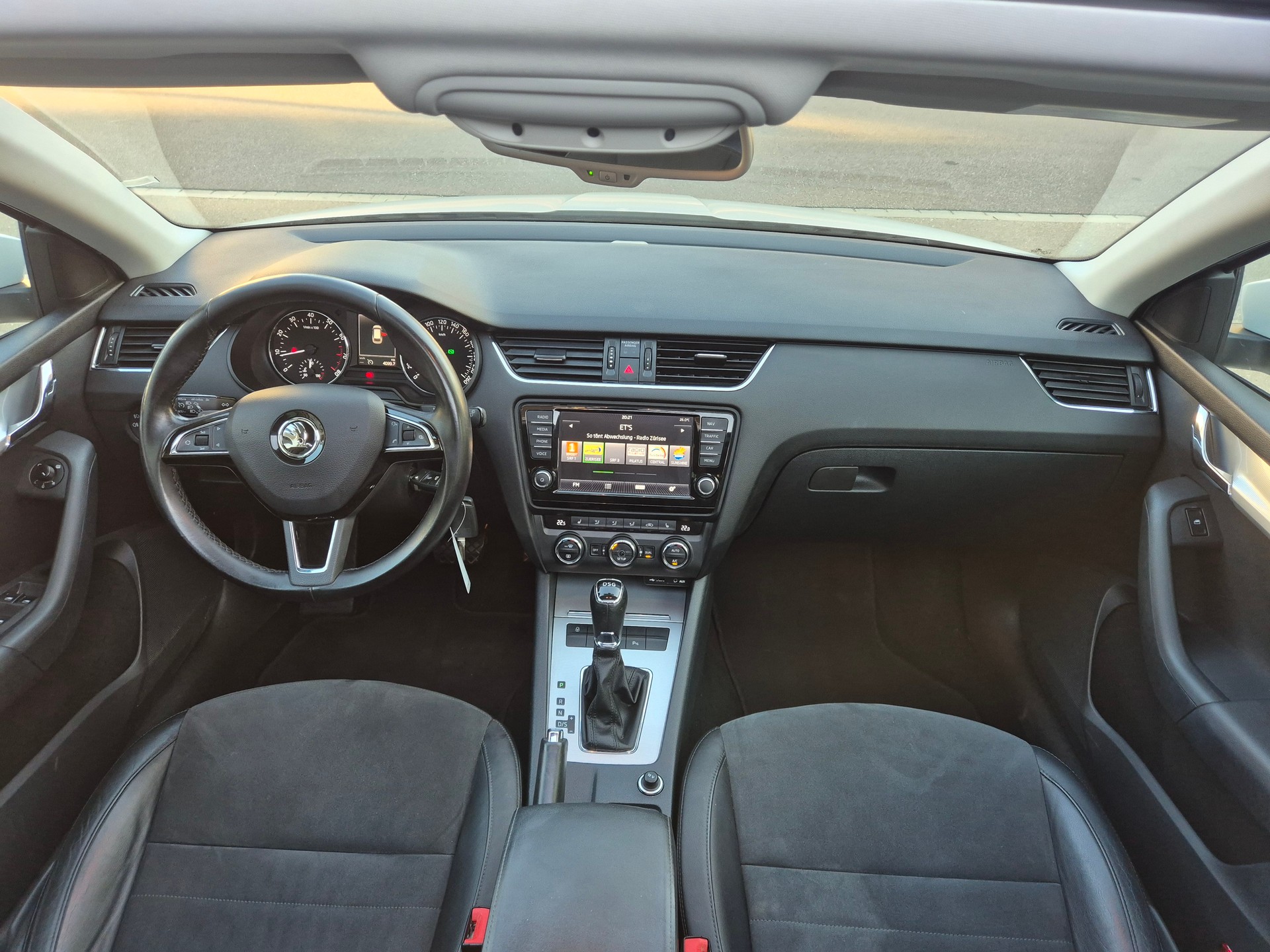 SKODA Octavia Combi 1.8 TSI L&K DSG-image-12