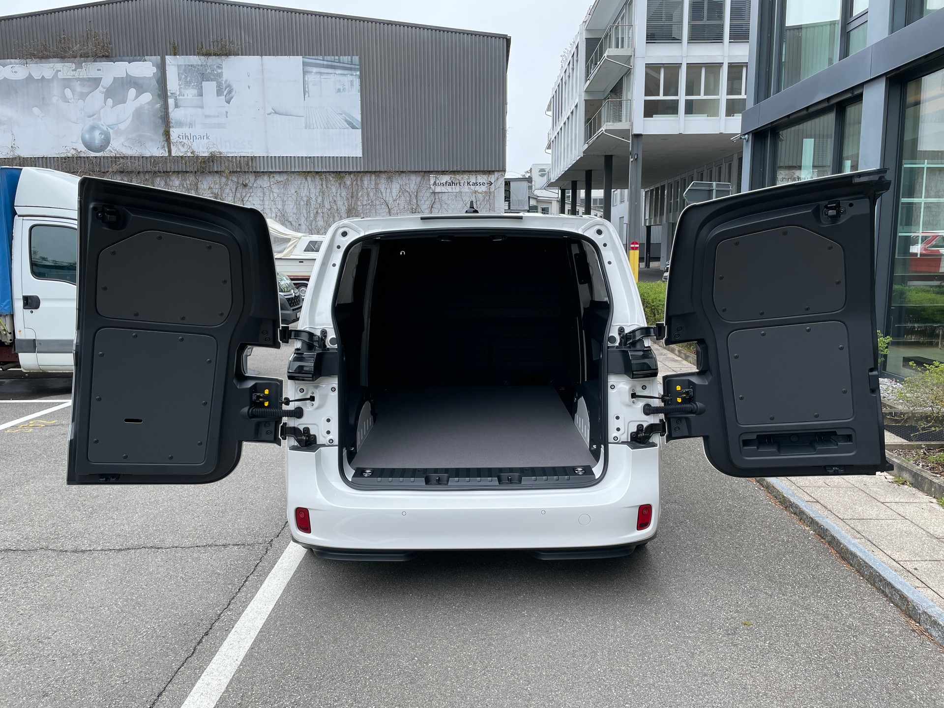 VW ID. Buzz Cargo-image-5