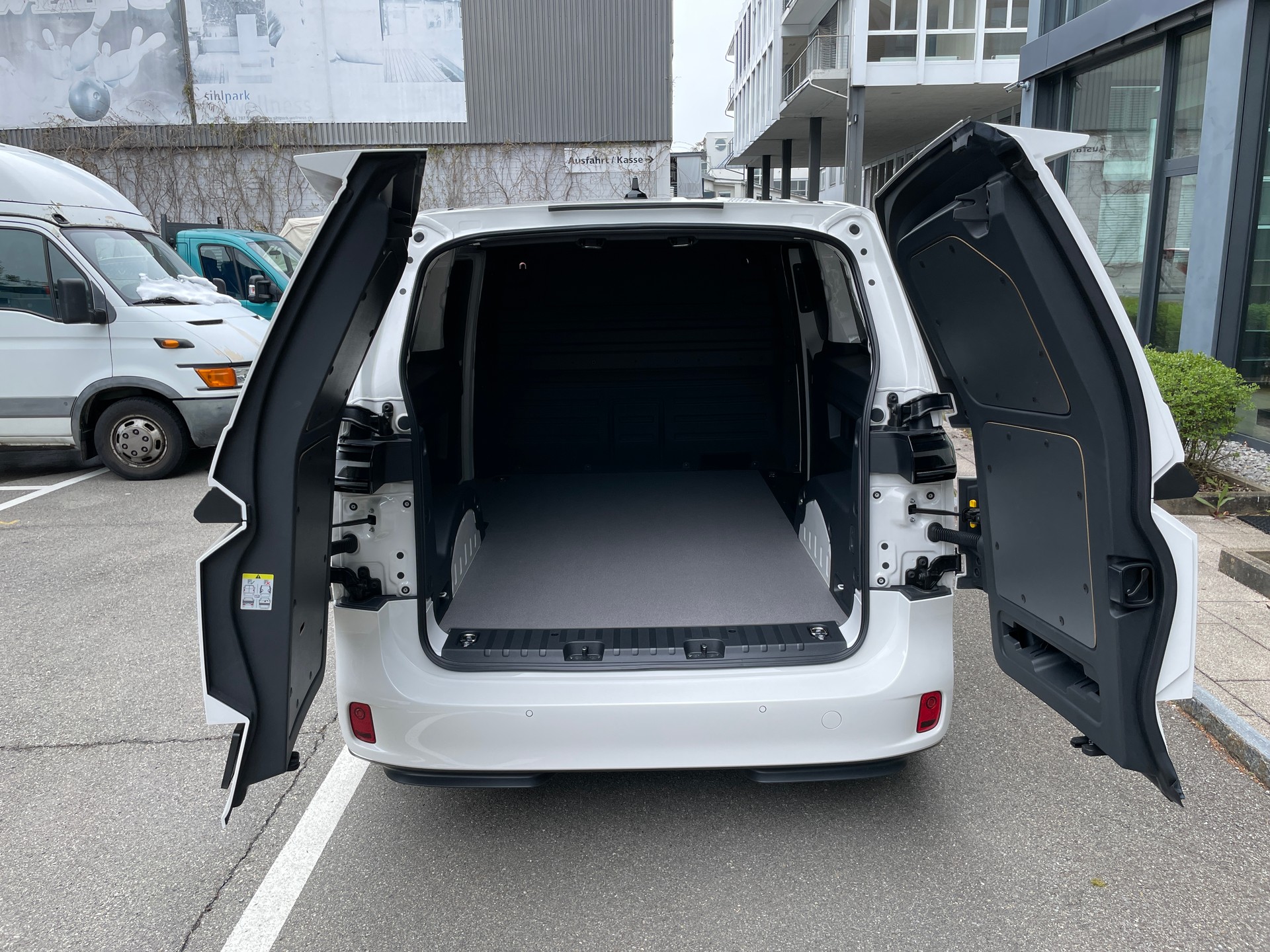 VW ID. Buzz Cargo-image-4