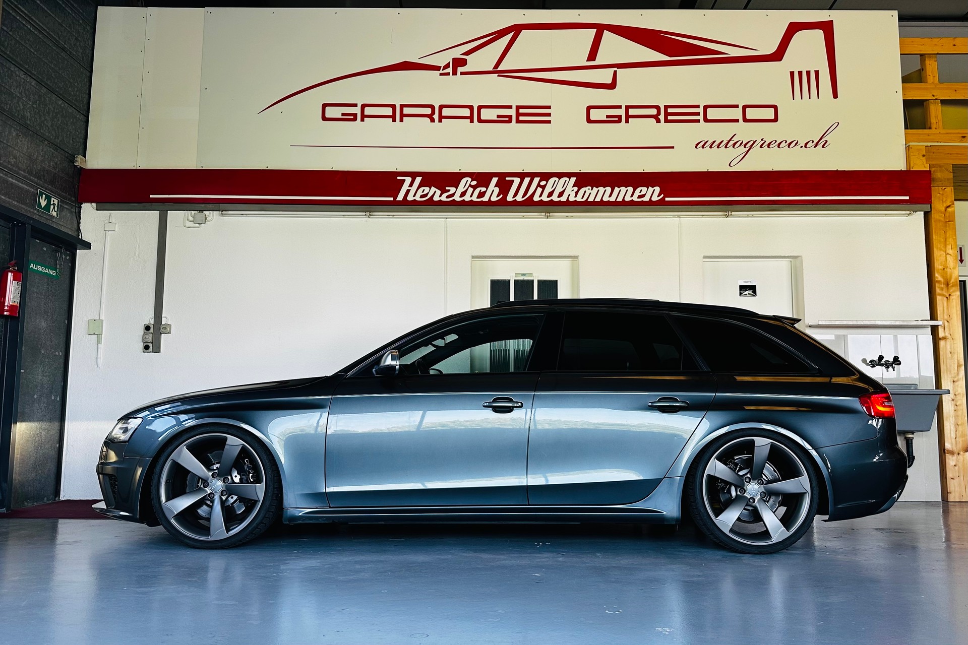 AUDI RS4 Avant 4.2 FSI V8 quattro S-tronic "FRISCH AB MFK"