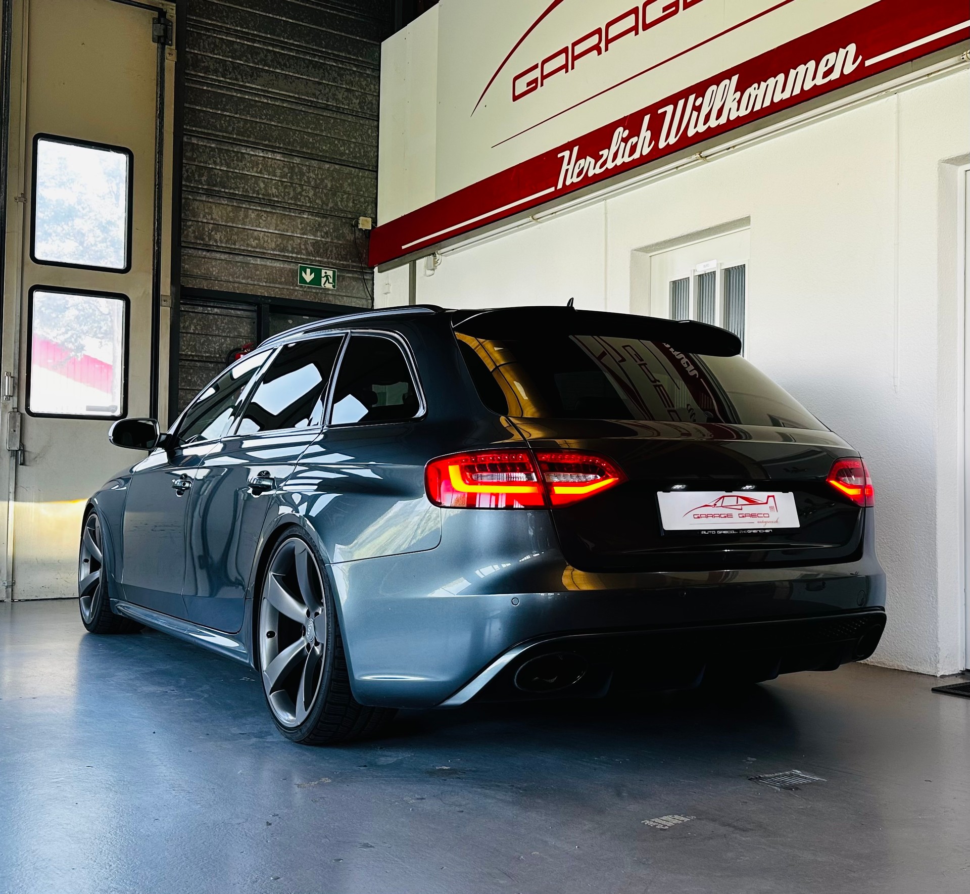 AUDI RS4 Avant 4.2 FSI V8 quattro S-tronic "FRISCH AB MFK"-image-5