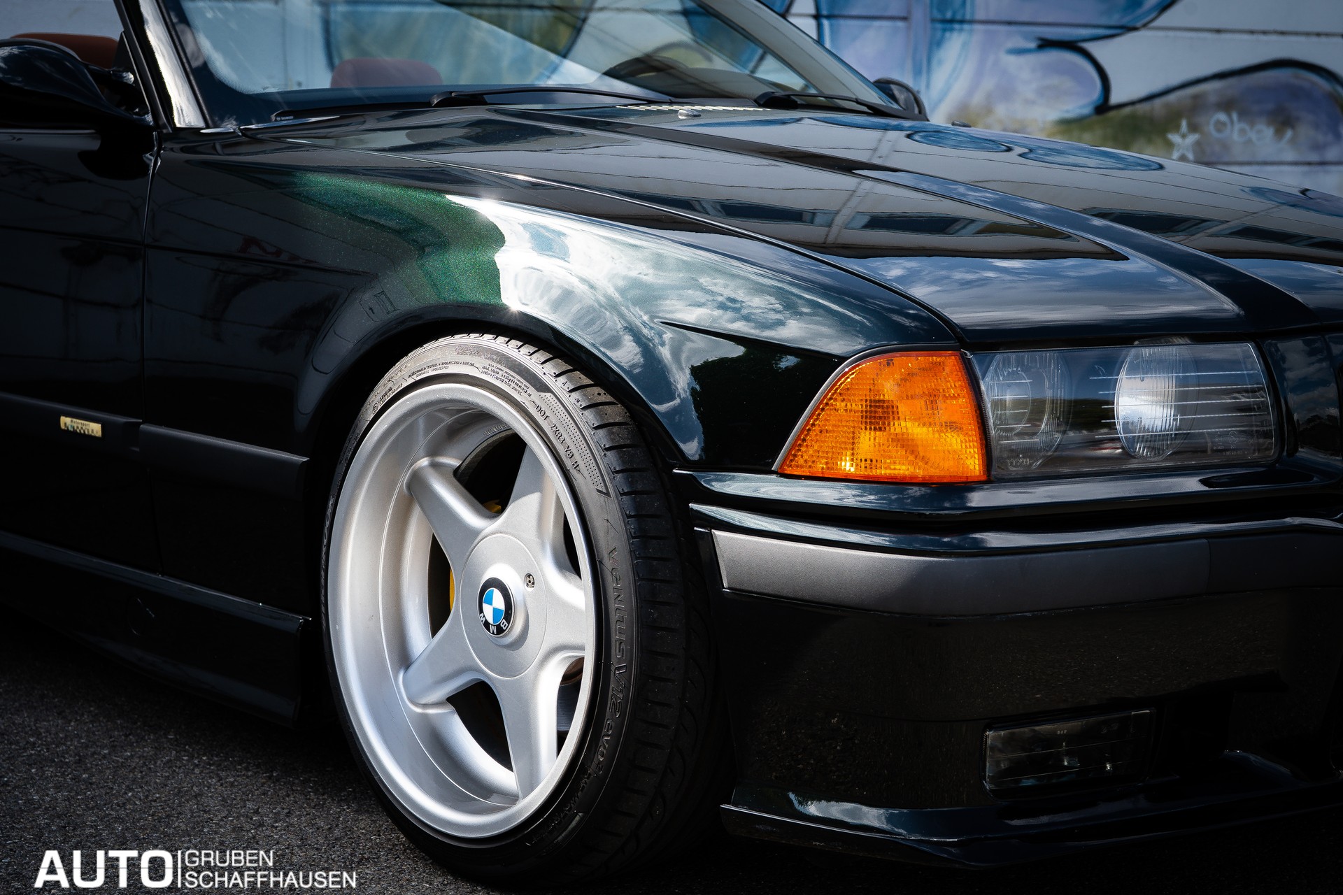 BMW 325i Cabrio-showroom-element-3