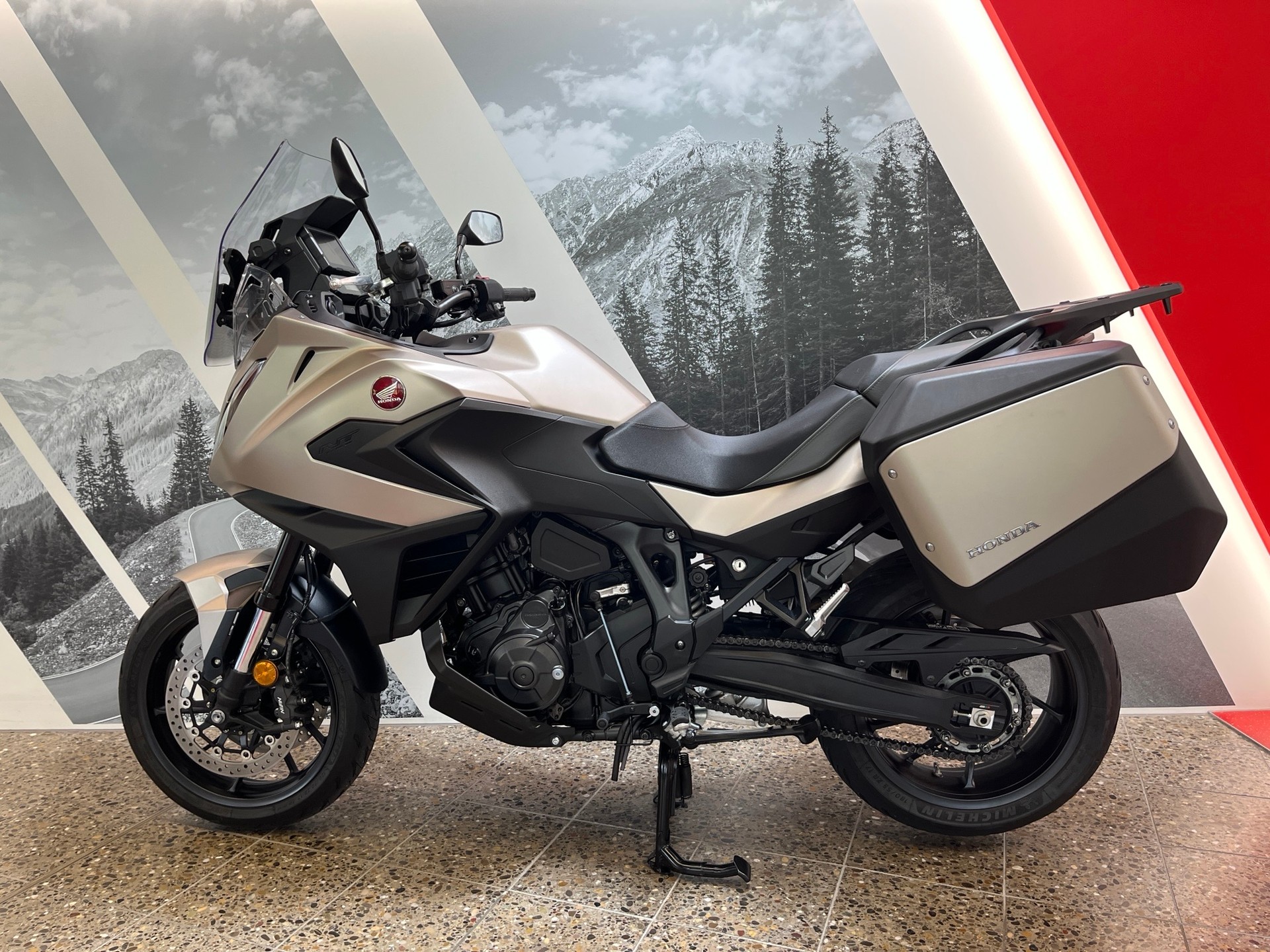 HONDA NT 1000 A Modell 2025 frisch ab grossem Service-showroom-element-1