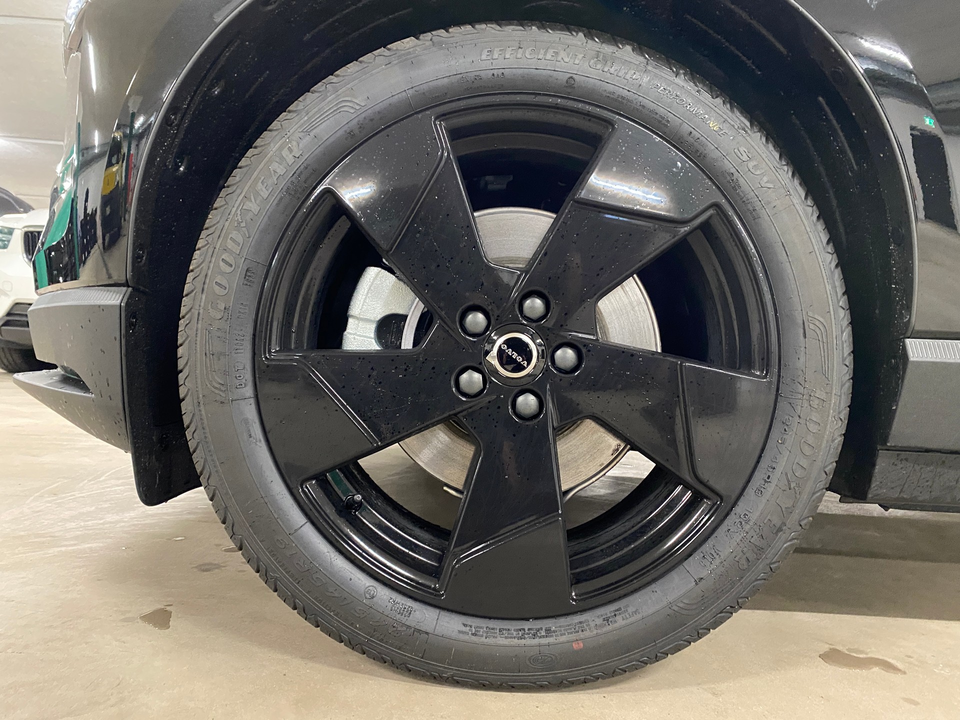 VOLVO EX30 E60 69kWh Single Motor Extended Range Black Edition-image-5