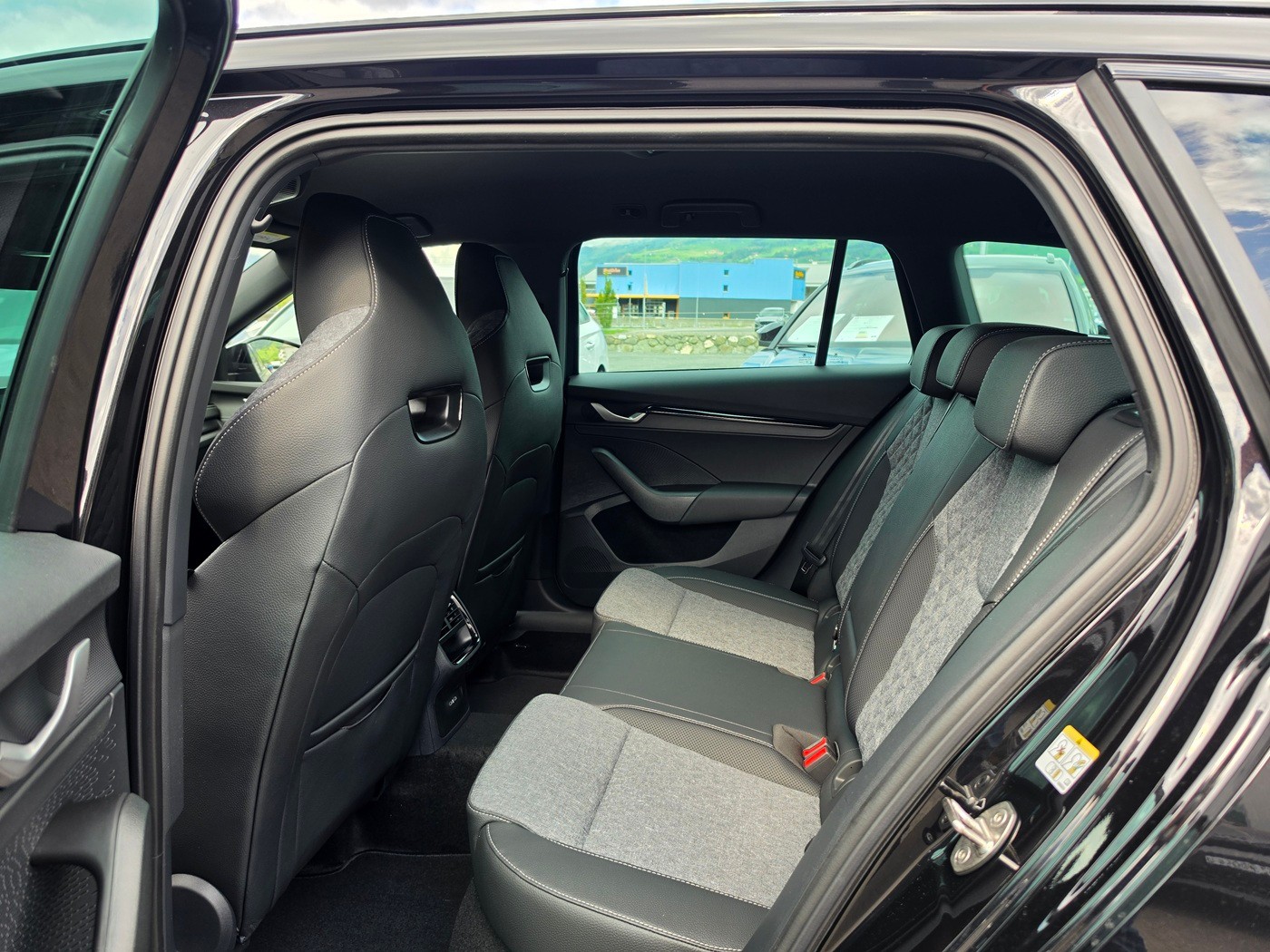 SKODA Octavia Combi 2.0 TSI DSG Dynamic 4x4-image-8