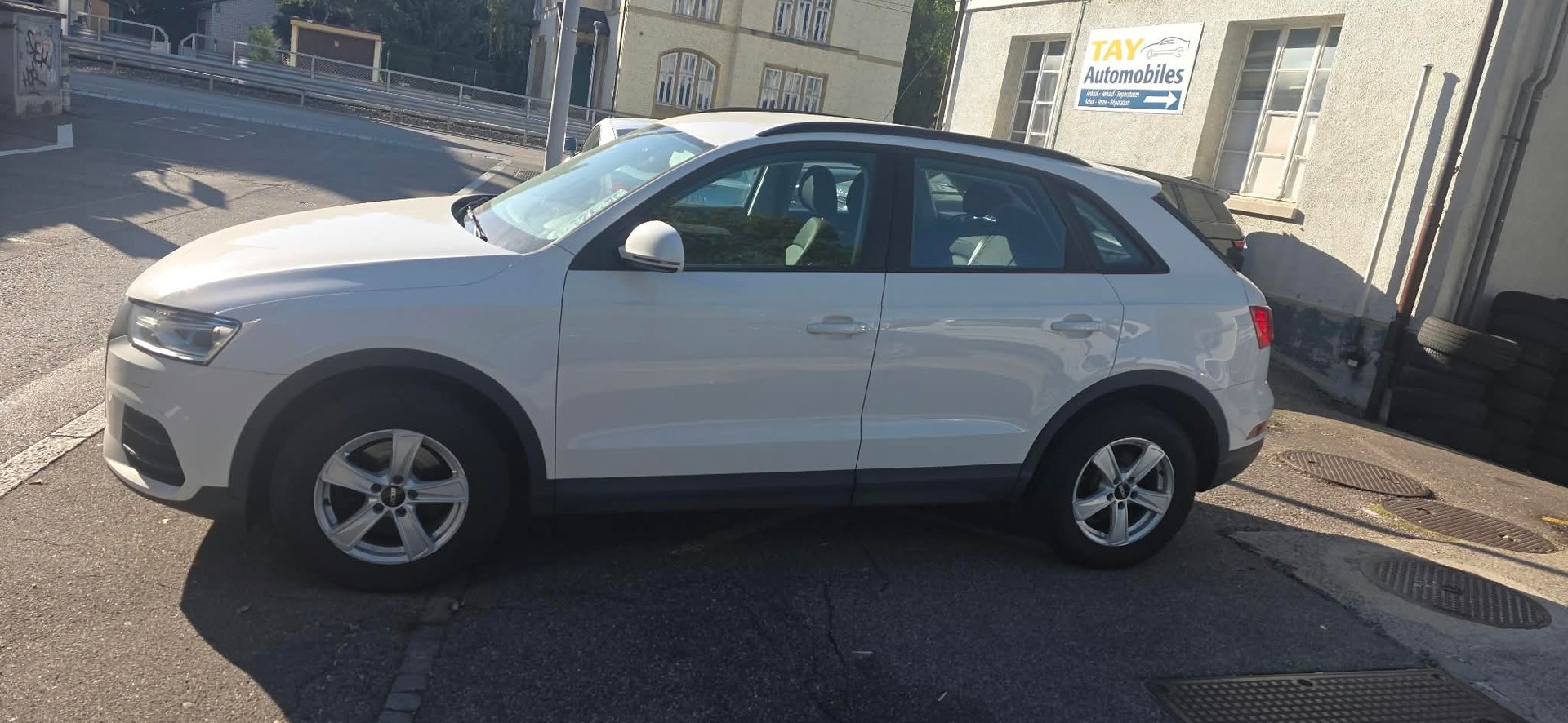 AUDI Q3 2.0 TFSI quattro S-tronic-showroom-element-2