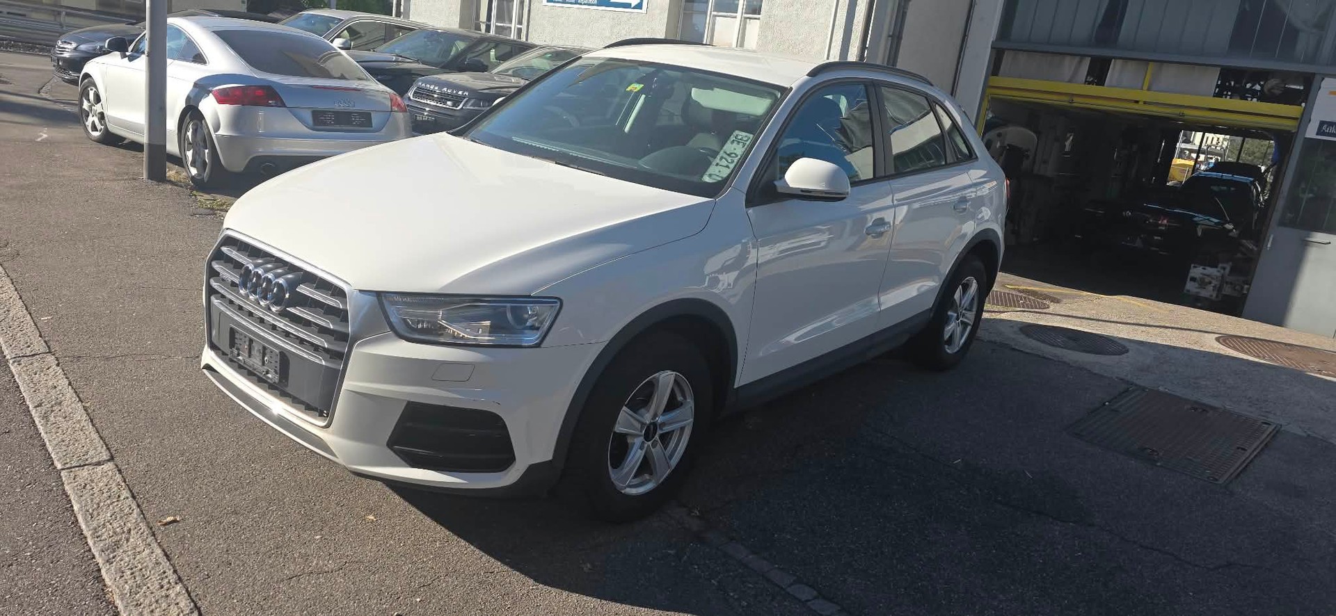 AUDI Q3 2.0 TFSI quattro S-tronic-showroom-element-1