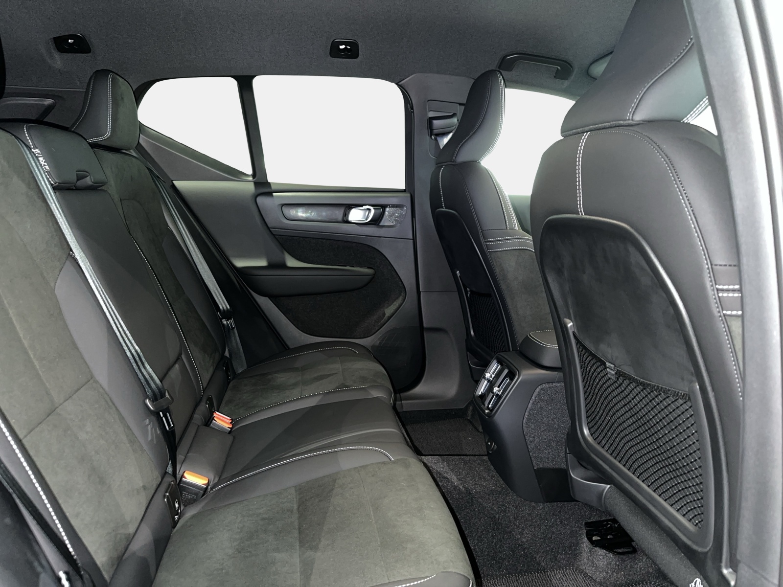 VOLVO XC40 Recharge E80 82kWh Plus RWD-image-8