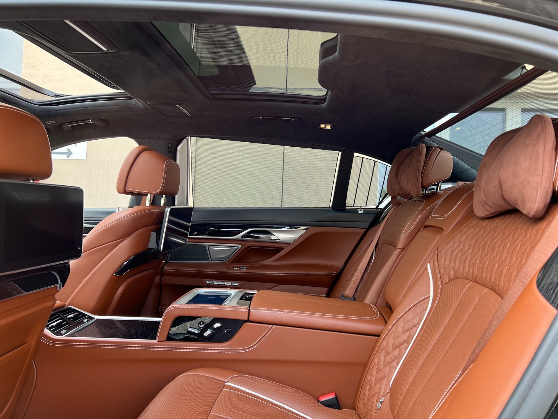 BMW M760Li xDrive Steptronic-image-18