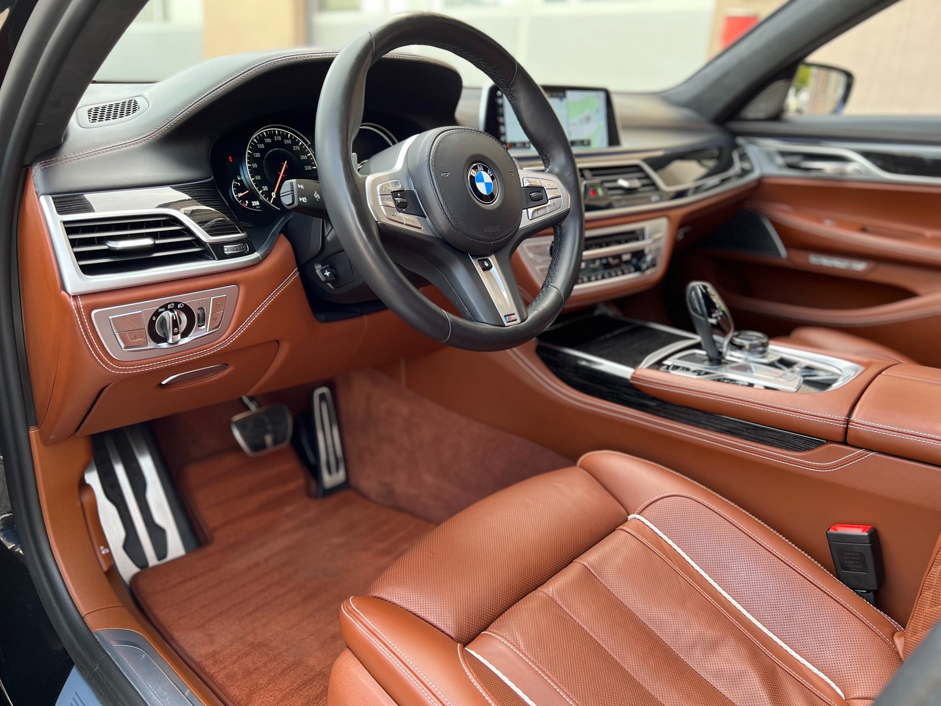 BMW M760Li xDrive Steptronic-image-11
