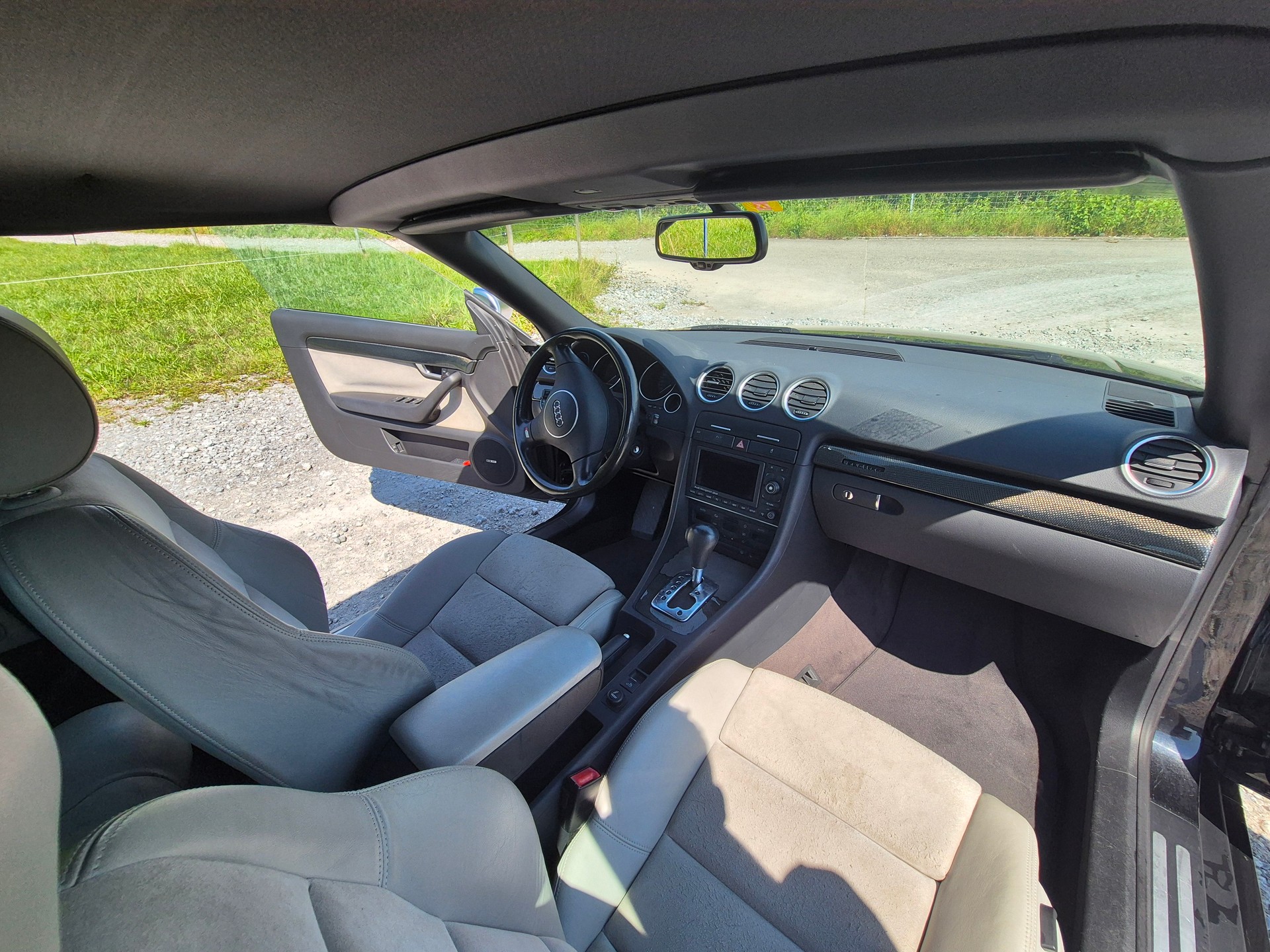 AUDI S4 Cabriolet 4.2 V8 quattro-image-18