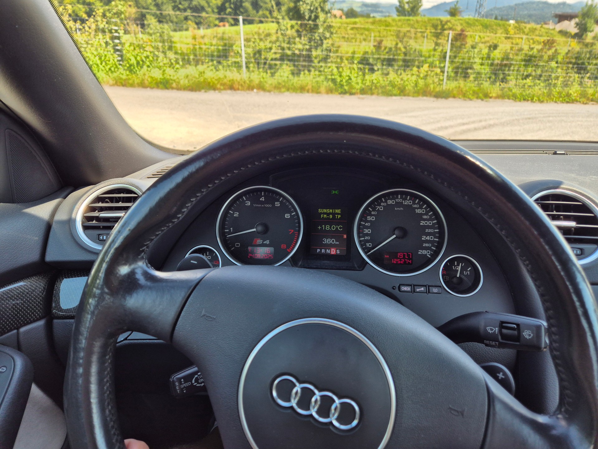 AUDI S4 Cabriolet 4.2 V8 quattro-image-19