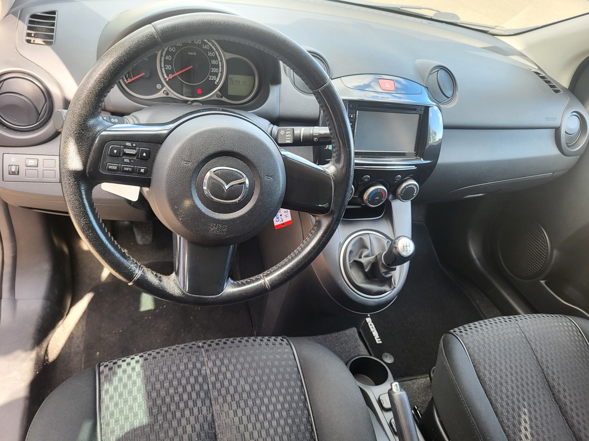 MAZDA 2 1.3i 16V Voila ma Suisse Edition+-image-5