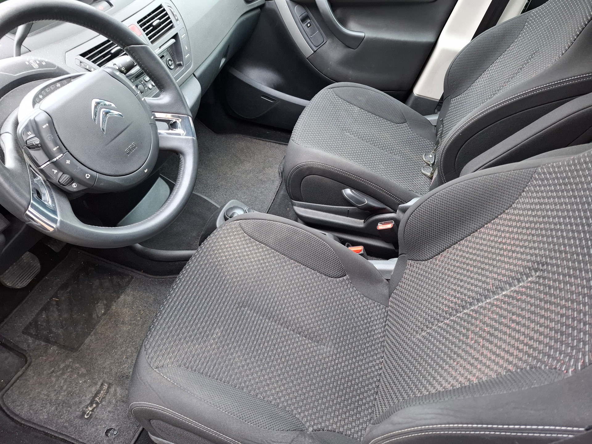 CITROEN C4 Picasso 1.6 HDI 16V Attraction EGS6-image-8