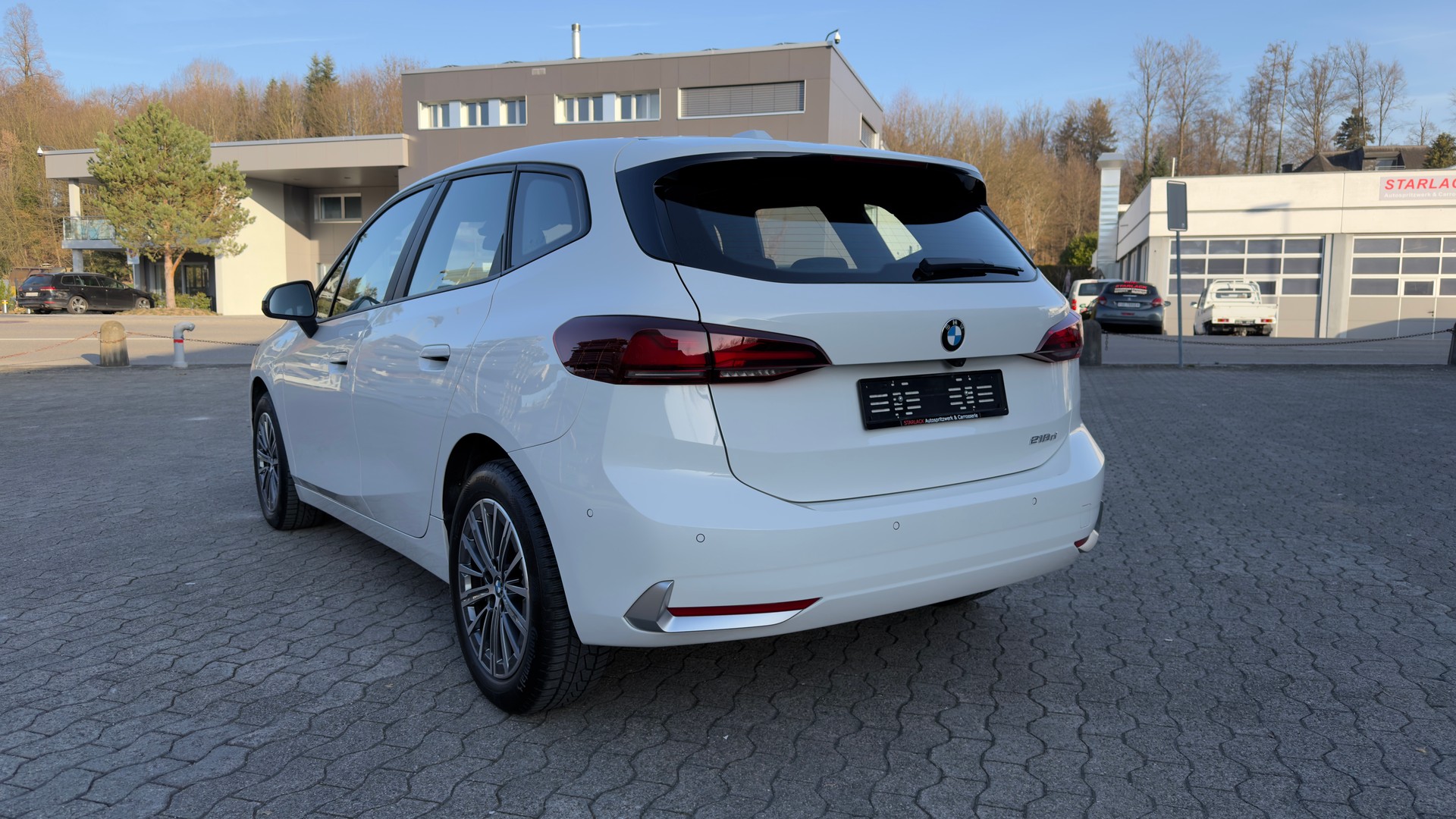 BMW 218d Active Tourer DKG-showroom-element-2