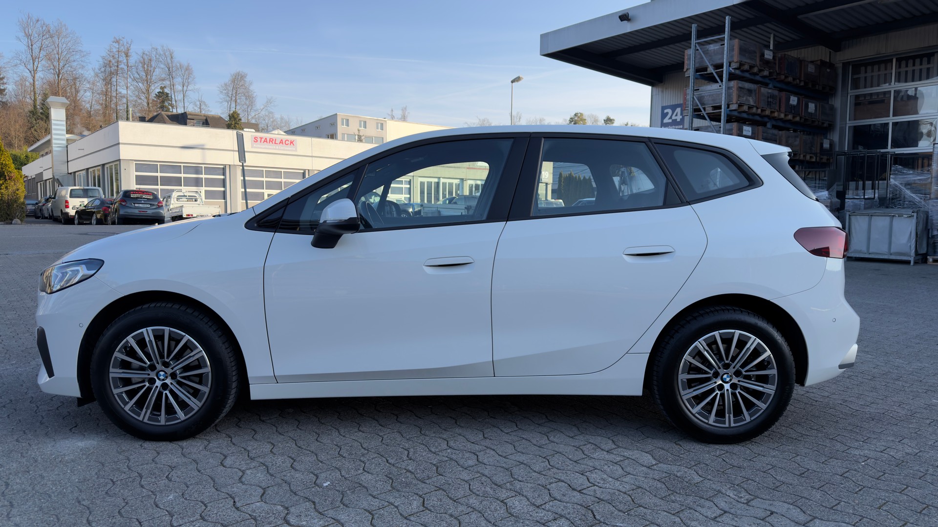 BMW 218d Active Tourer DKG-showroom-element-1