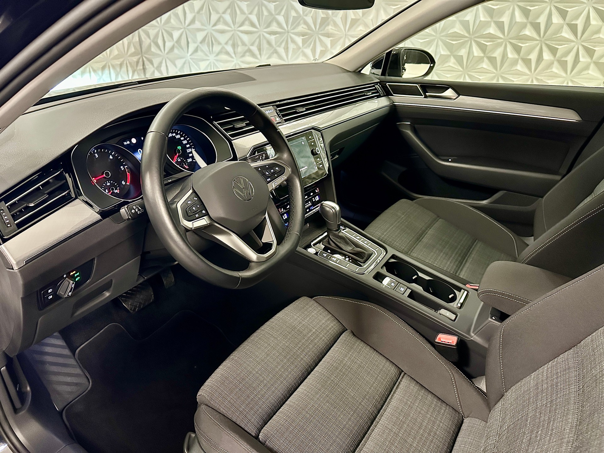 VW Passat 2.0 TDI BMT Business DSG-image-10