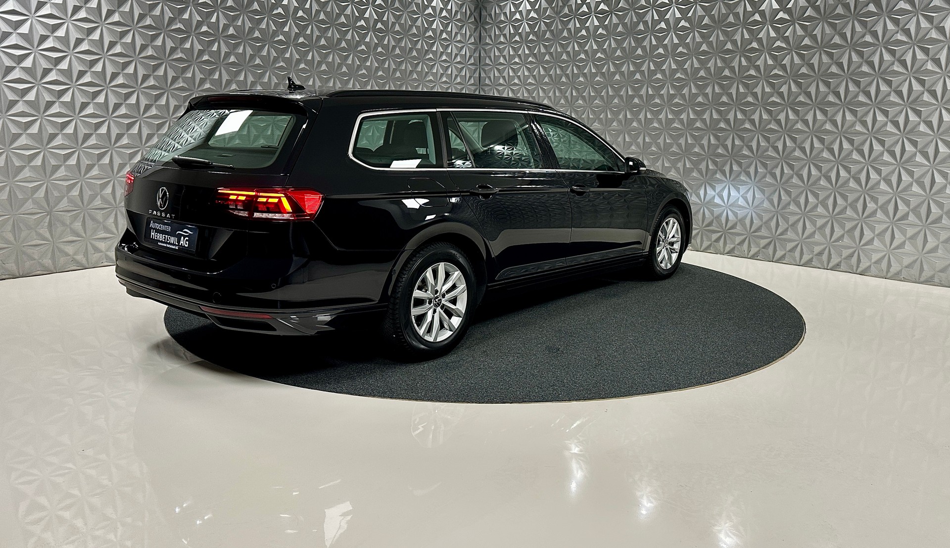 VW Passat 2.0 TDI BMT Business DSG-image-4