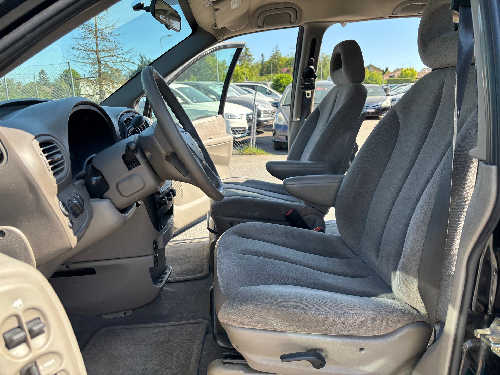 CHRYSLER Voyager 2.4 SE-image-10